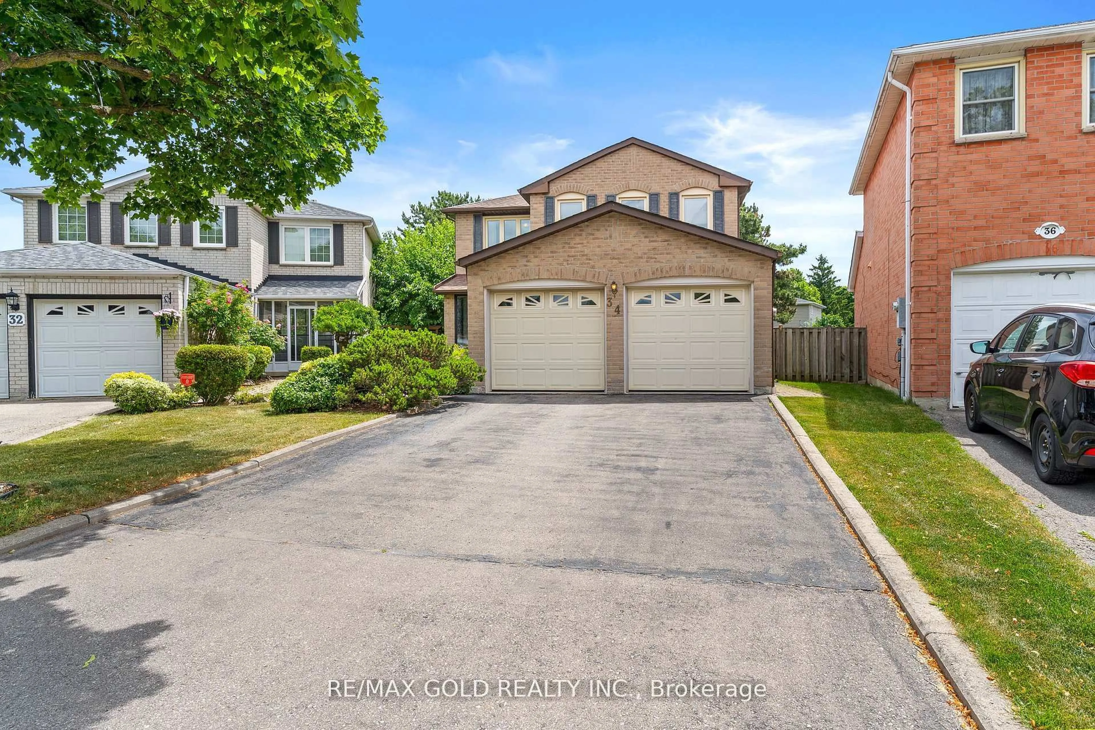 A pic from outside/outdoor area/front of a property/back of a property/a pic from drone, street for 34 Granby Crt, Brampton Ontario L6S 5K1