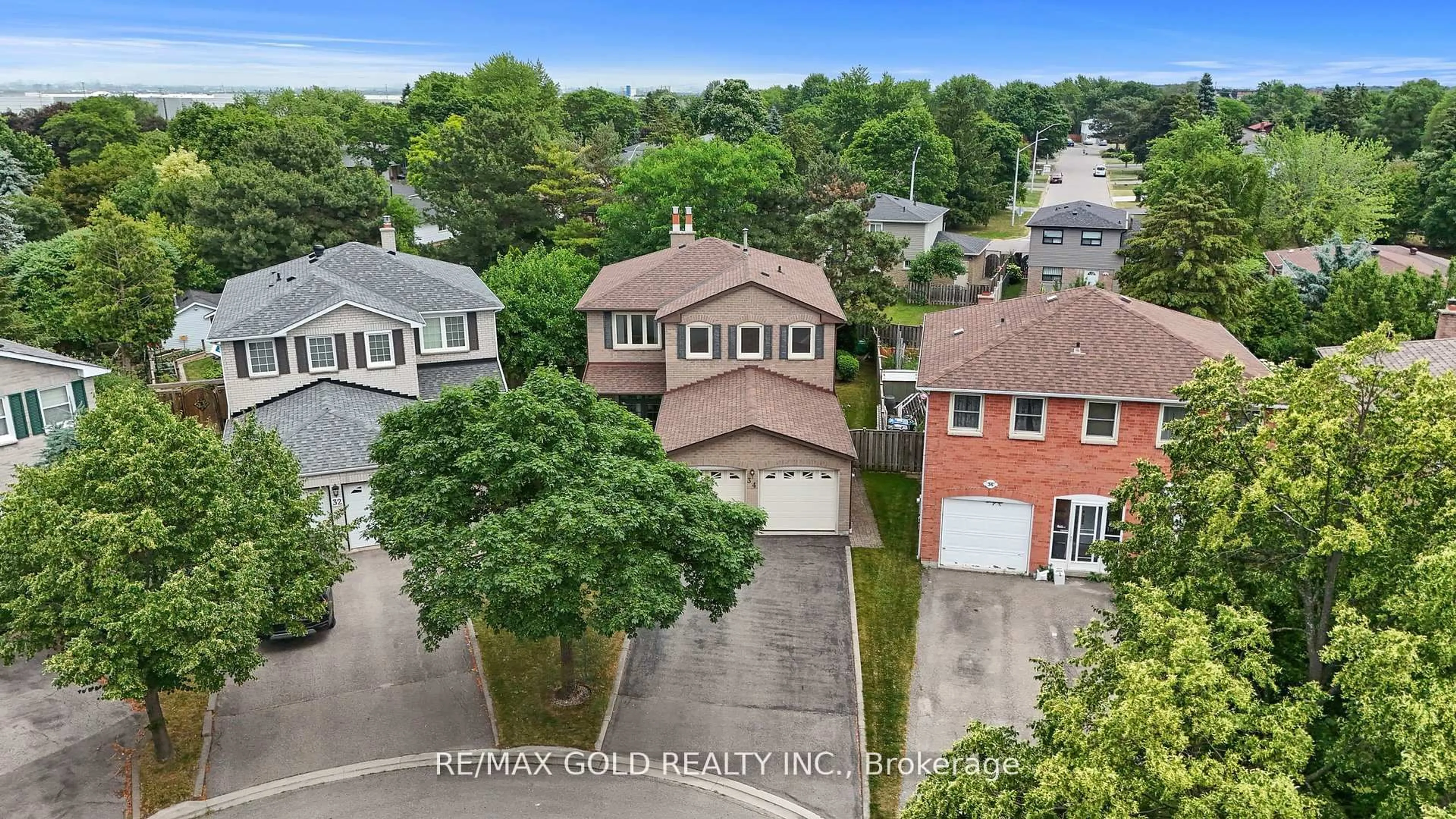 A pic from outside/outdoor area/front of a property/back of a property/a pic from drone, street for 34 Granby Crt, Brampton Ontario L6S 5K1