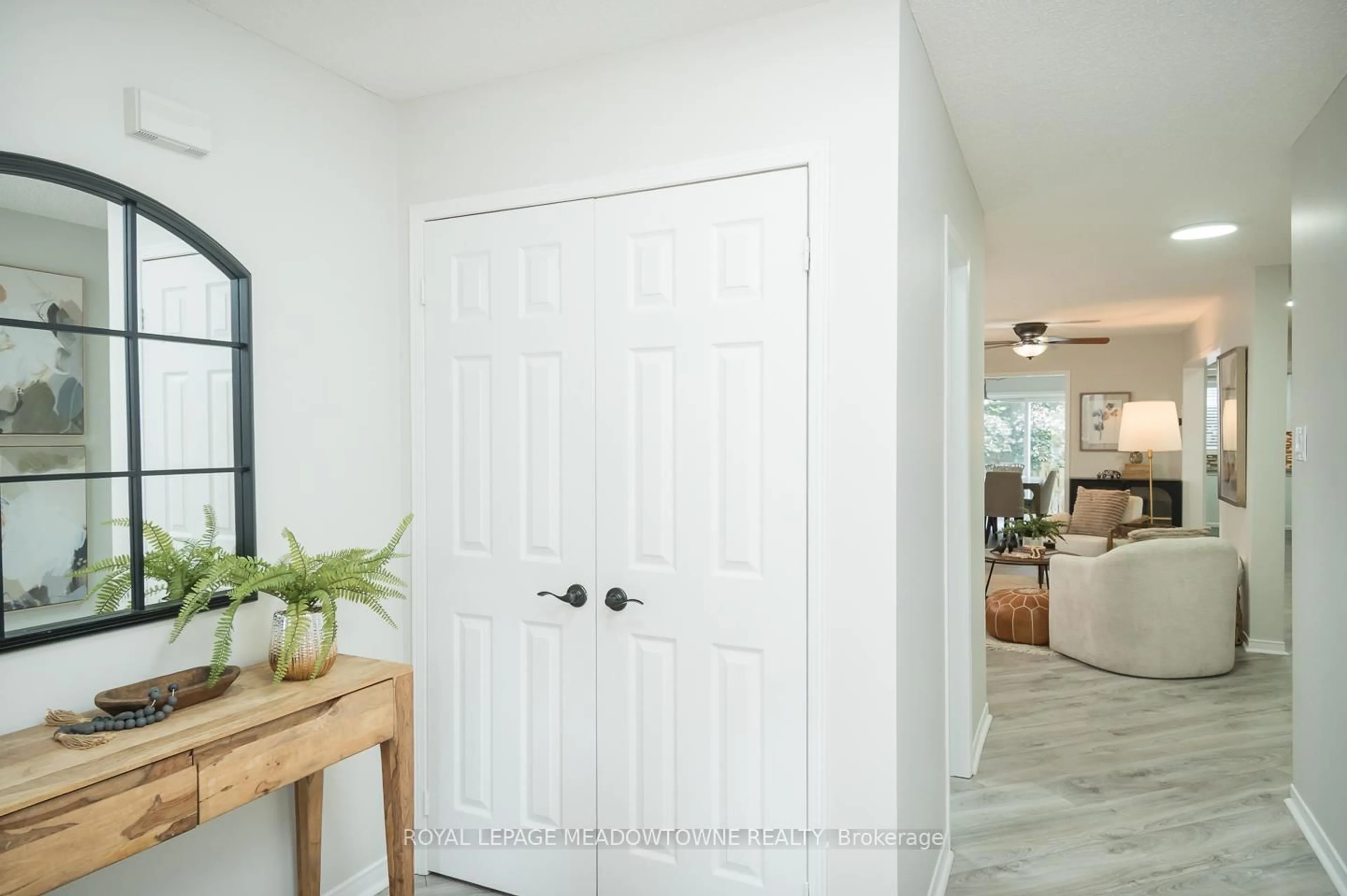 Indoor entryway for 190 Hampshire Way, Milton Ontario L9T 6B9