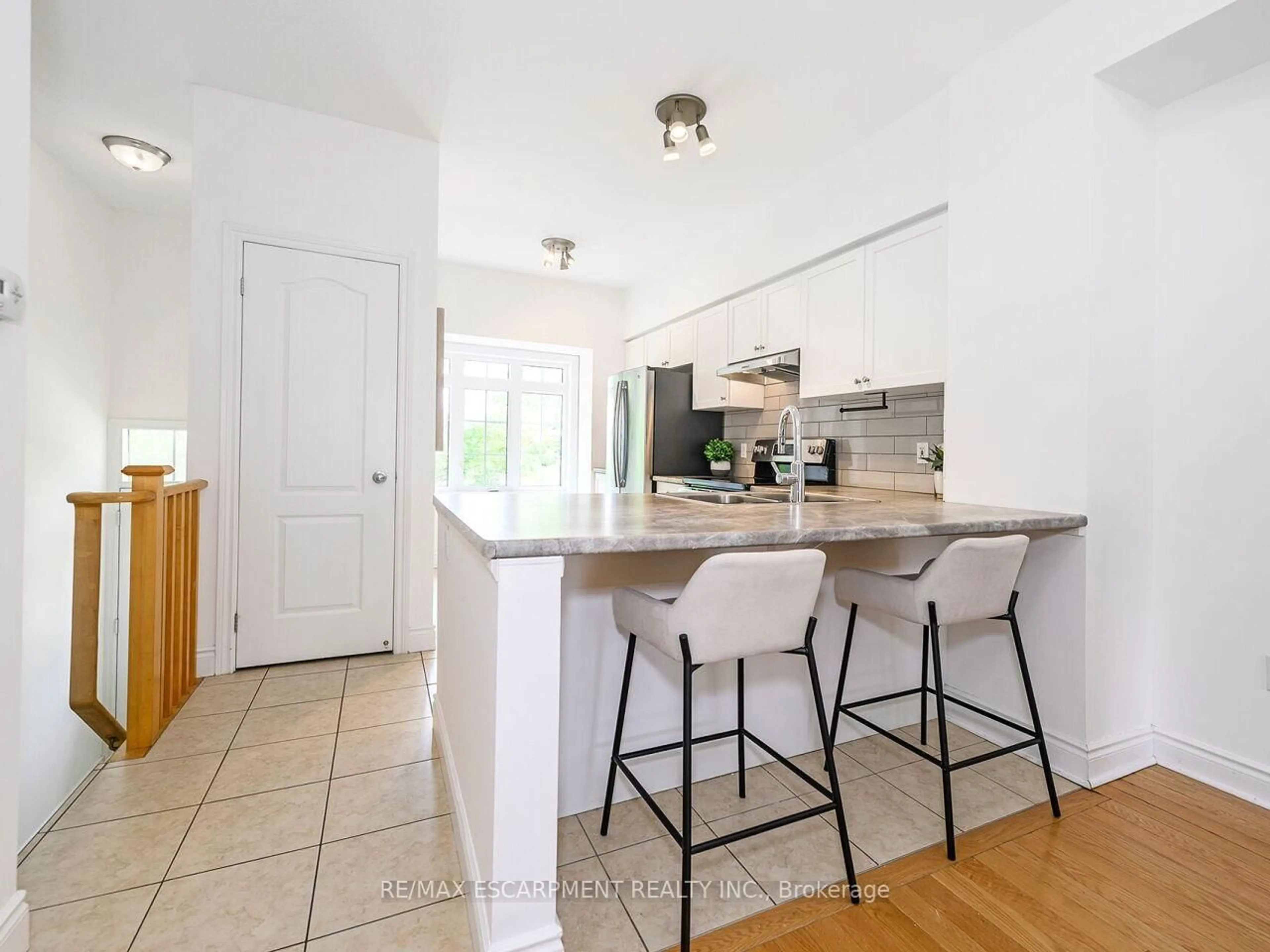 Open concept kitchen, unknown for 5080 Fairview St #15, Burlington Ontario L7L 7G2
