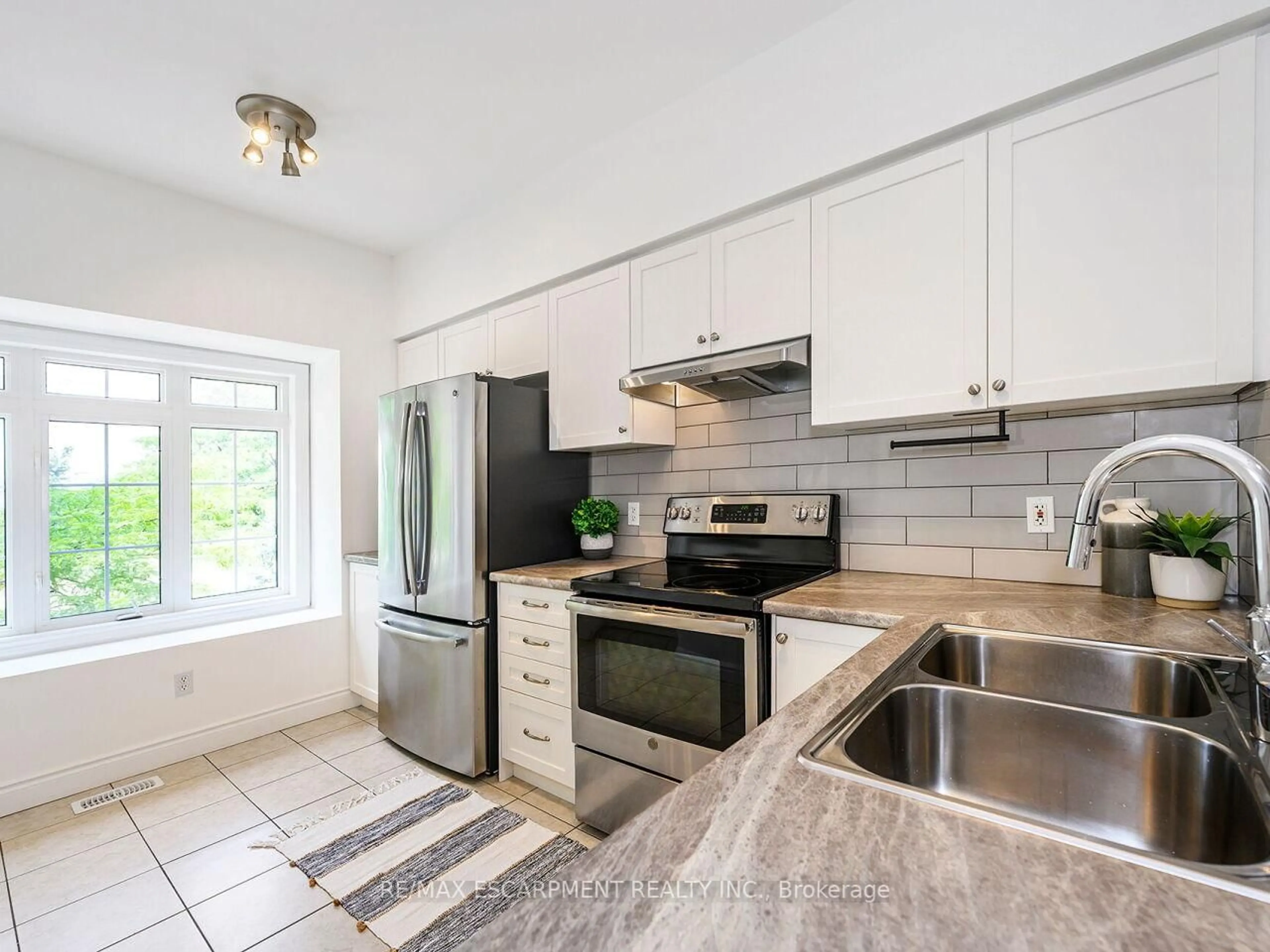 Open concept kitchen, ceramic/tile floor for 5080 Fairview St #15, Burlington Ontario L7L 7G2
