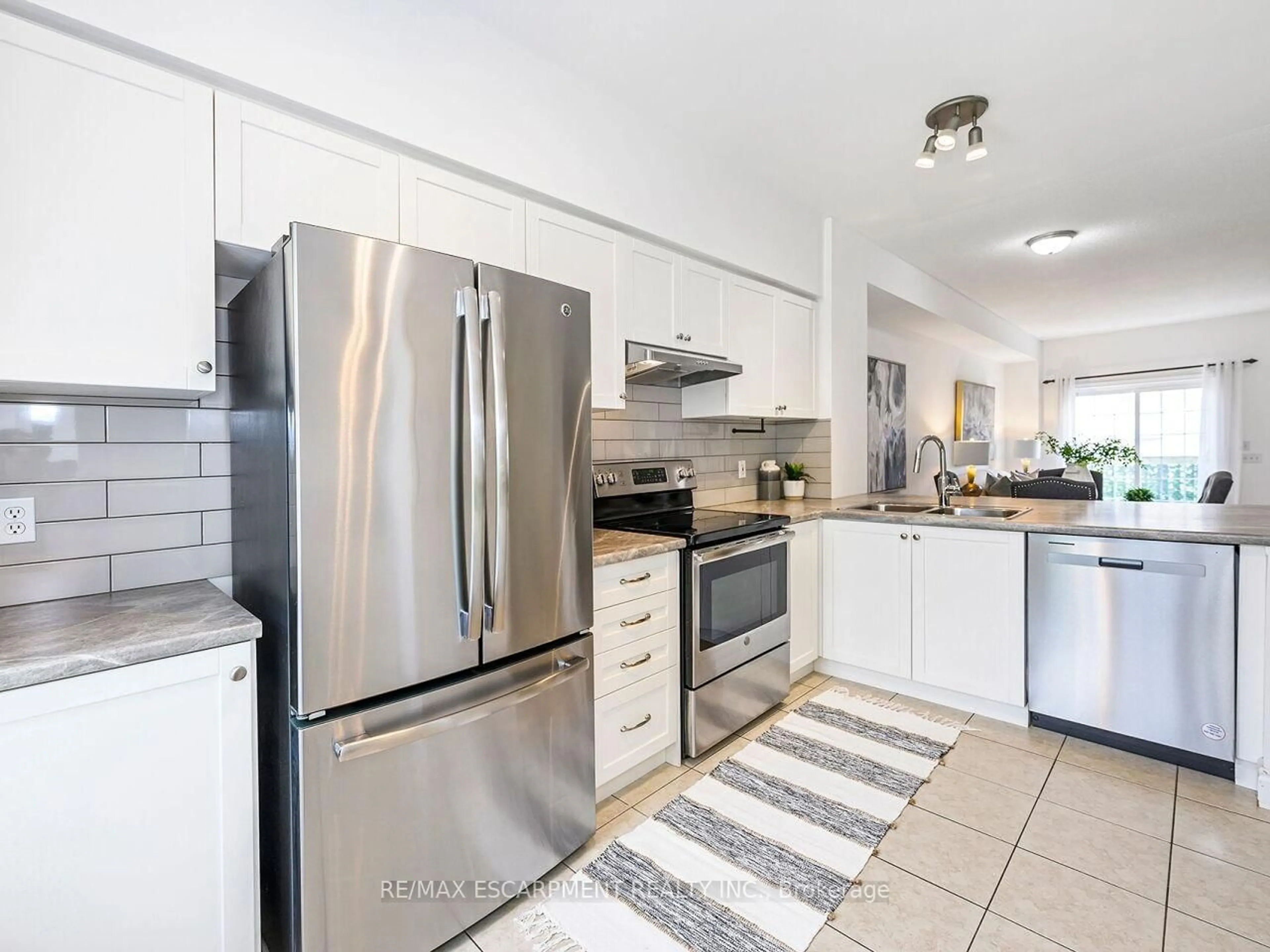 Open concept kitchen, ceramic/tile floor for 5080 Fairview St #15, Burlington Ontario L7L 7G2