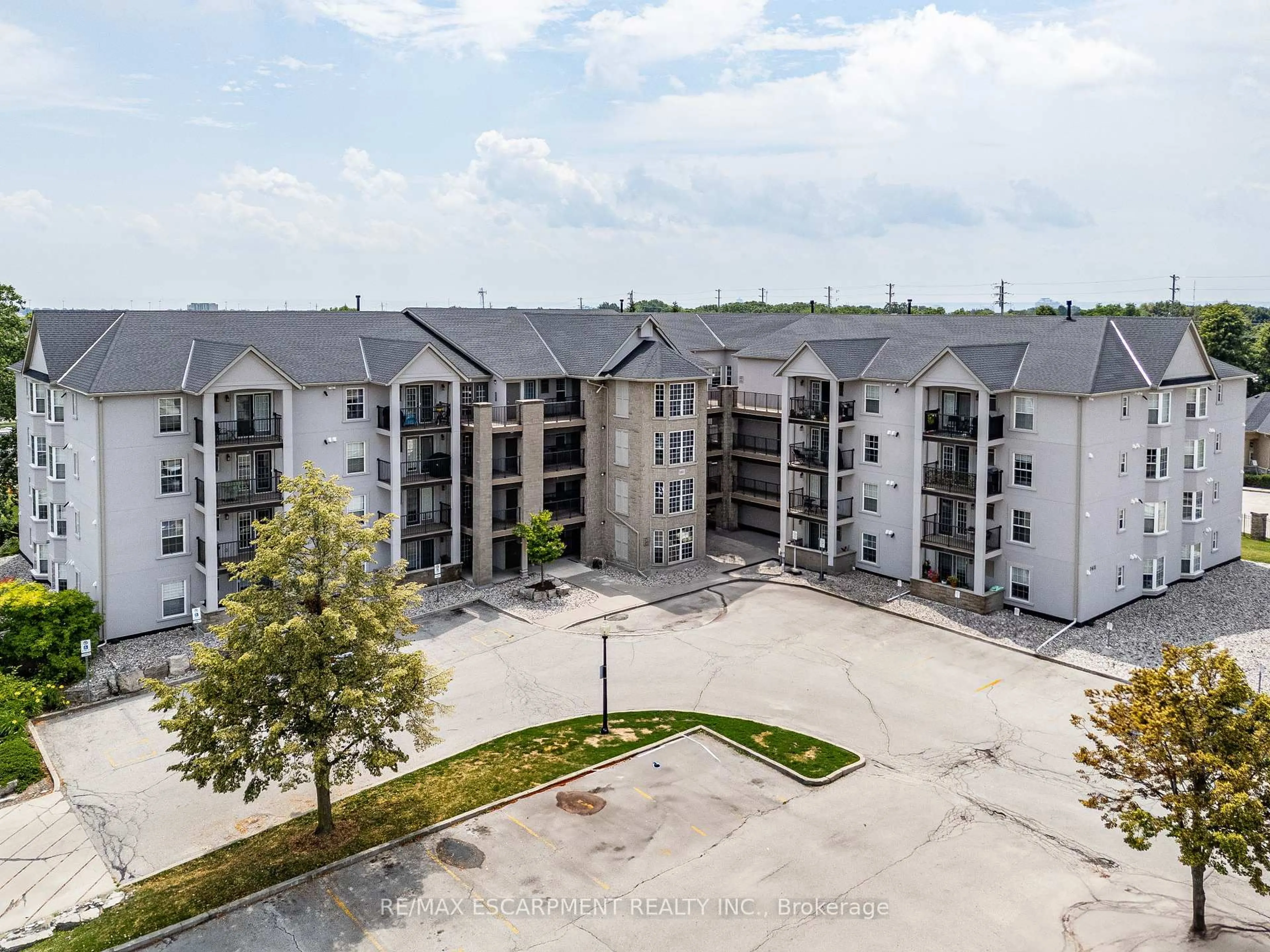 A pic from outside/outdoor area/front of a property/back of a property/a pic from drone, building for 1411 Walkers Line #409, Burlington Ontario L7M 4P5
