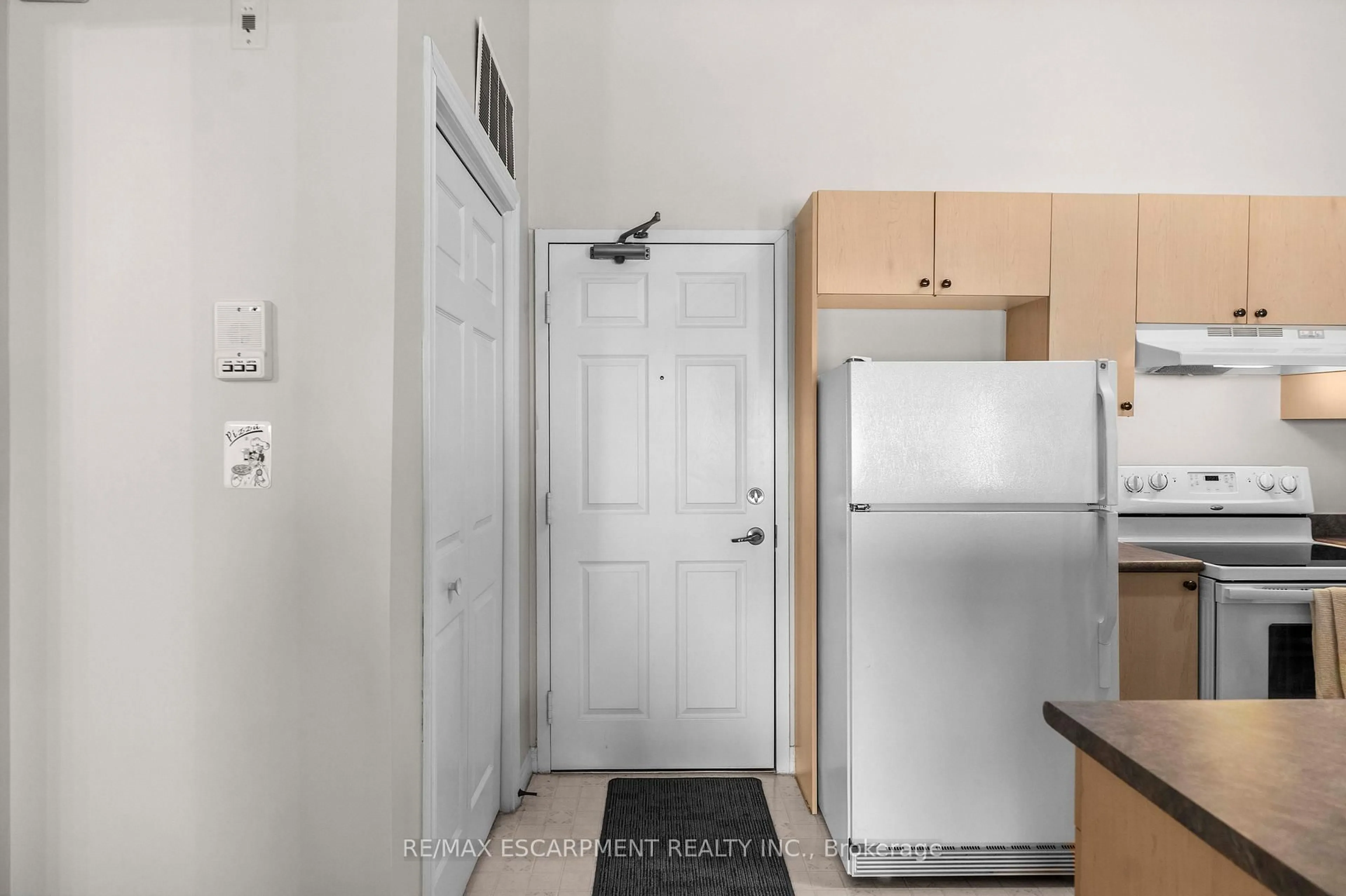 Standard kitchen, unknown for 1411 Walkers Line #409, Burlington Ontario L7M 4P5