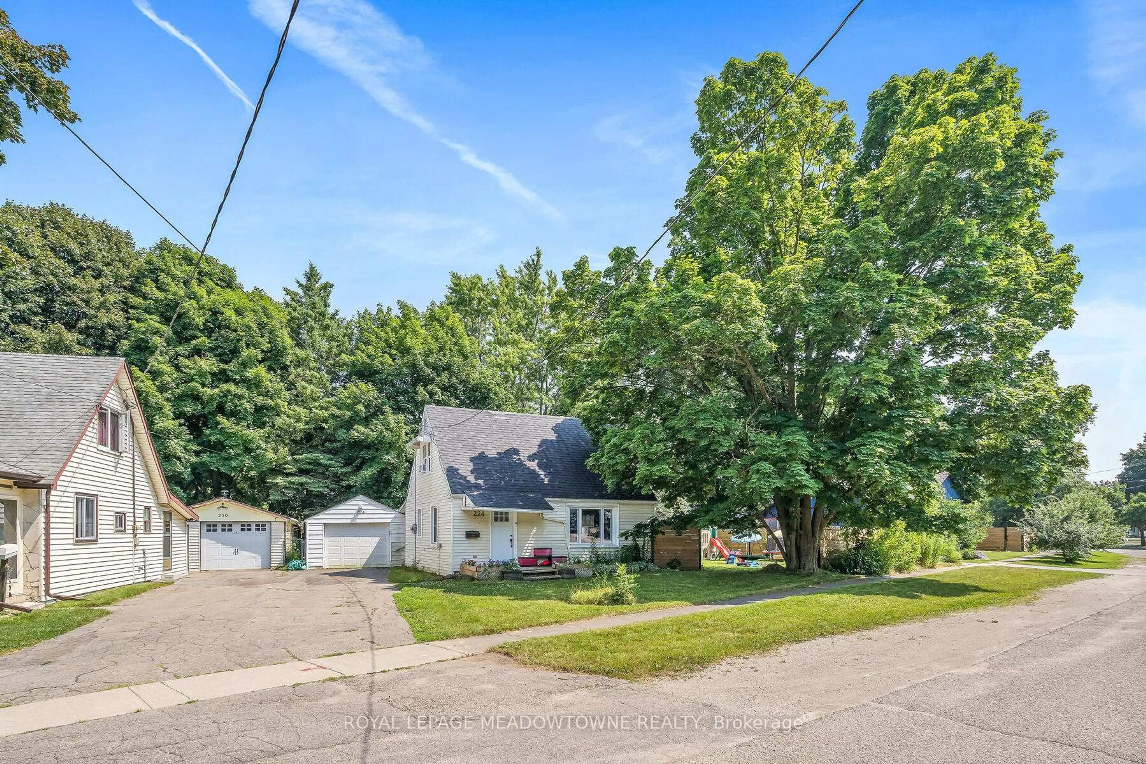 A pic from outside/outdoor area/front of a property/back of a property/a pic from drone, street for 224 Mason Blvd, Halton Hills Ontario L7J 1A8