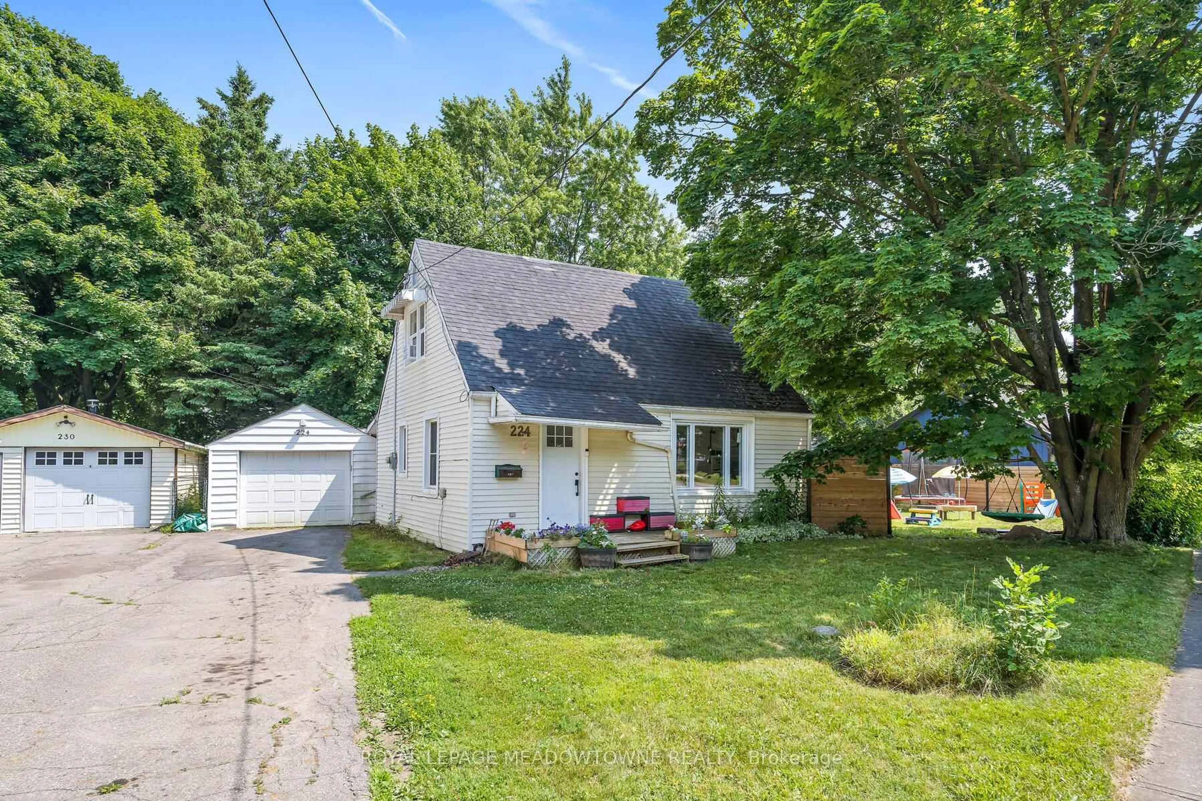A pic from outside/outdoor area/front of a property/back of a property/a pic from drone, street for 224 Mason Blvd, Halton Hills Ontario L7J 1A8