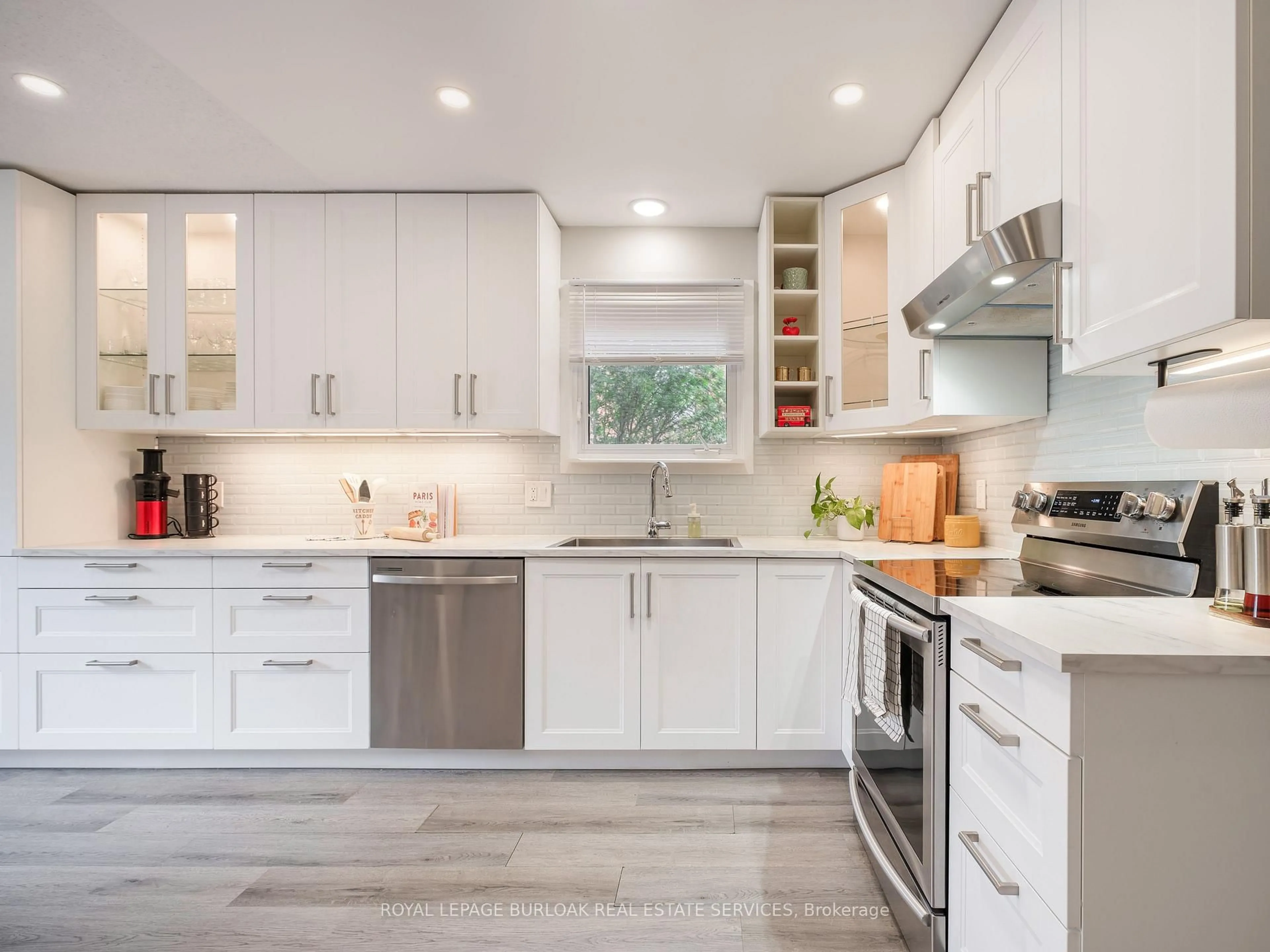 Contemporary kitchen, unknown for 768 Thistle Down Crt, Mississauga Ontario L5C 3K6