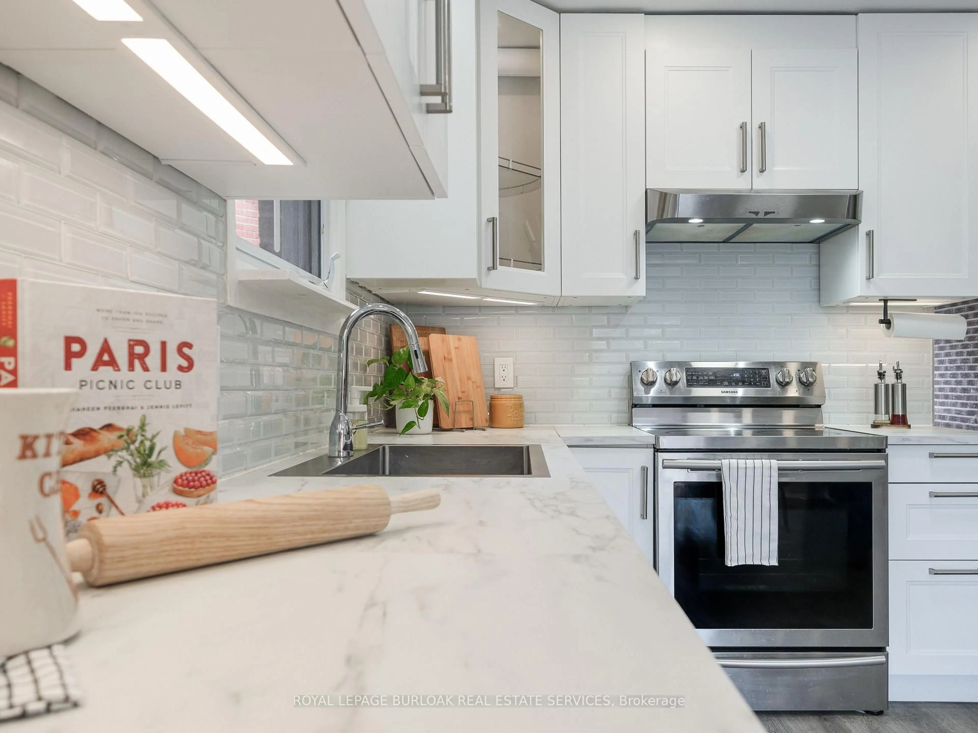 Contemporary kitchen, ceramic/tile floor for 768 Thistle Down Crt, Mississauga Ontario L5C 3K6