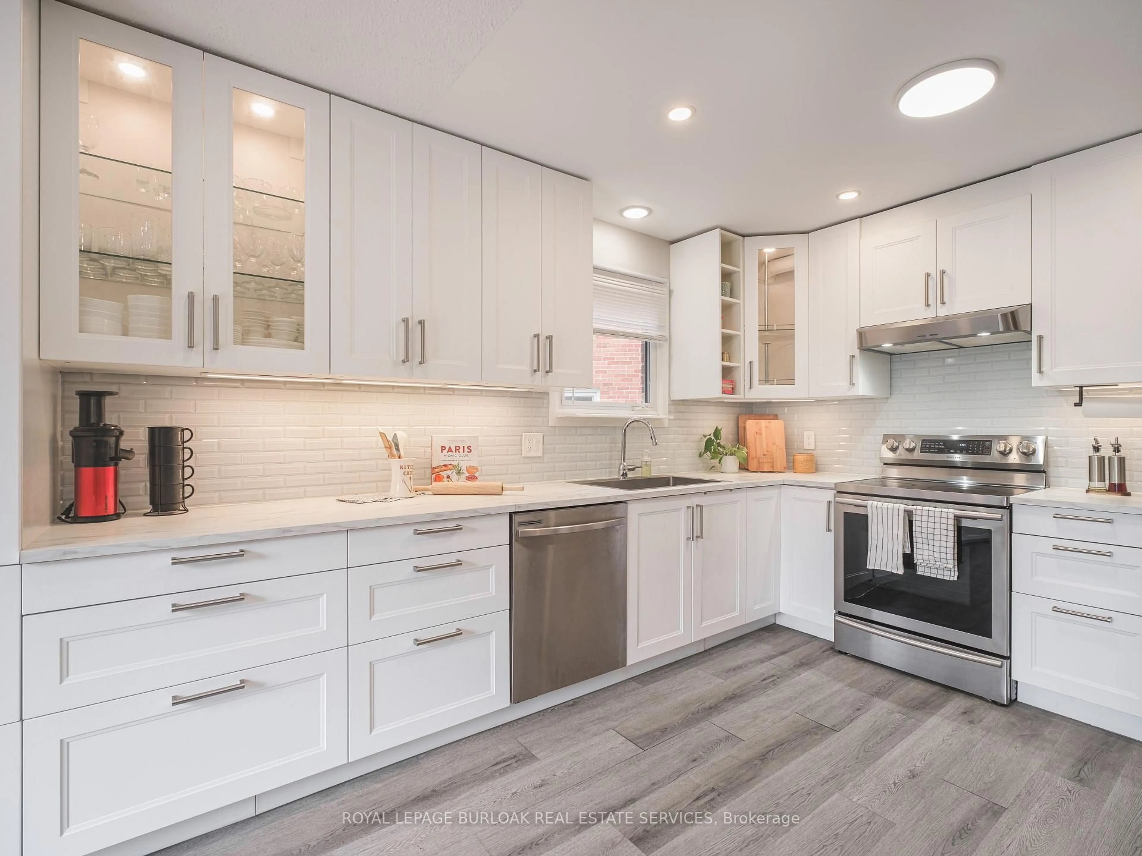 Contemporary kitchen, unknown for 768 Thistle Down Crt, Mississauga Ontario L5C 3K6