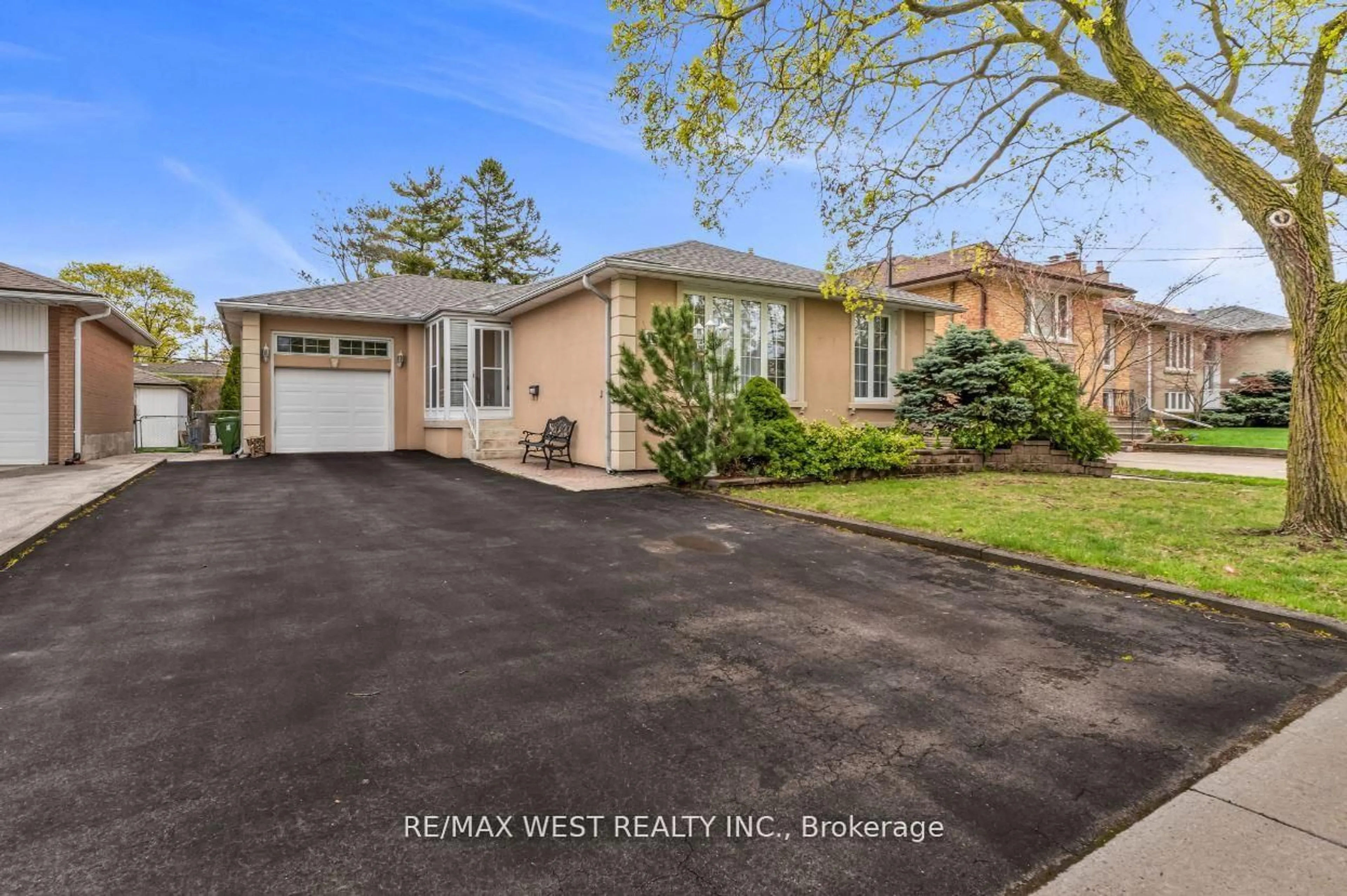 A pic from outside/outdoor area/front of a property/back of a property/a pic from drone, street for 15 Breadner Dr, Toronto Ontario M9R 3M3