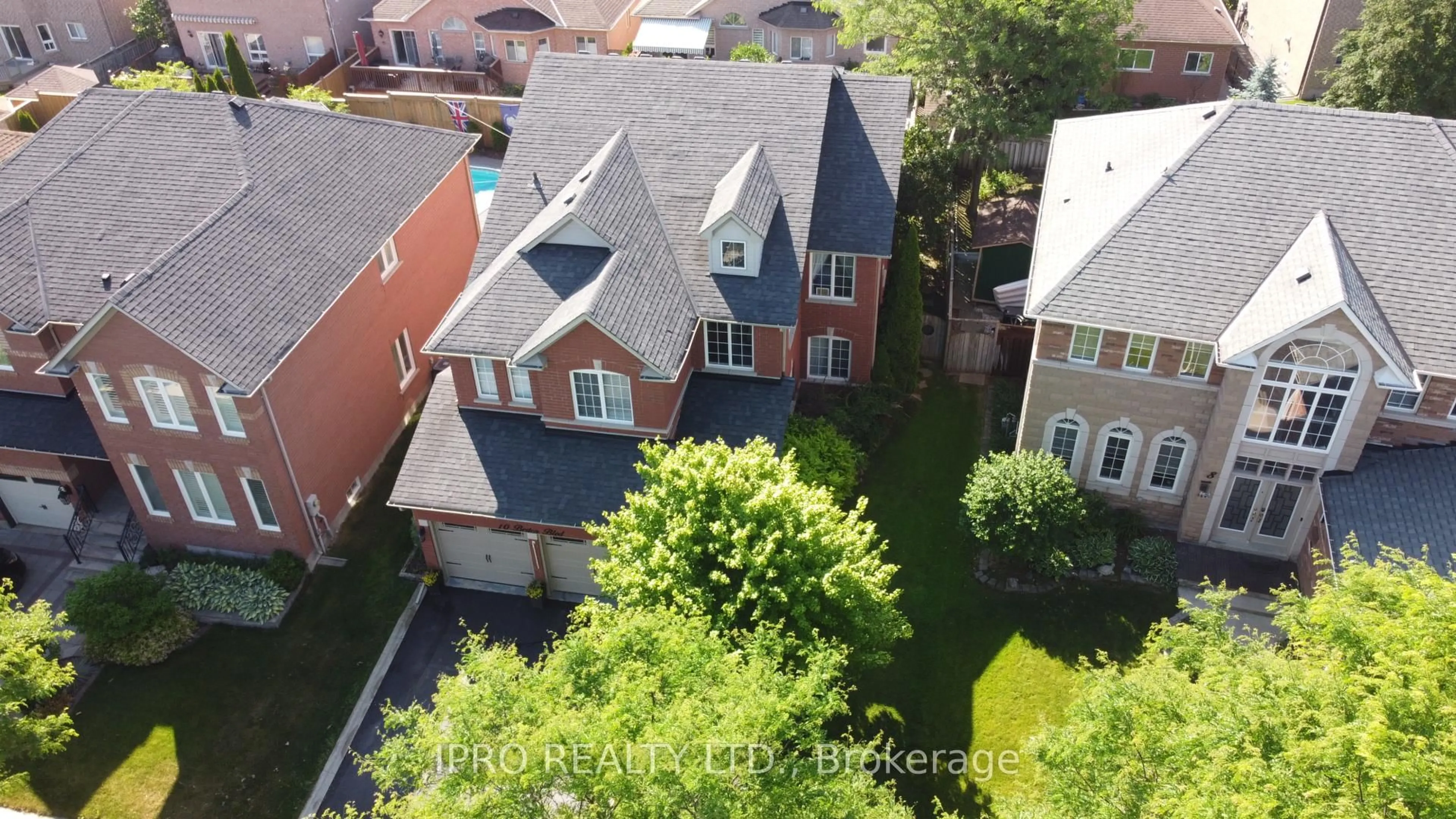 A pic from outside/outdoor area/front of a property/back of a property/a pic from drone, street for 10 Berton Blvd, Halton Hills Ontario L7G 6A5