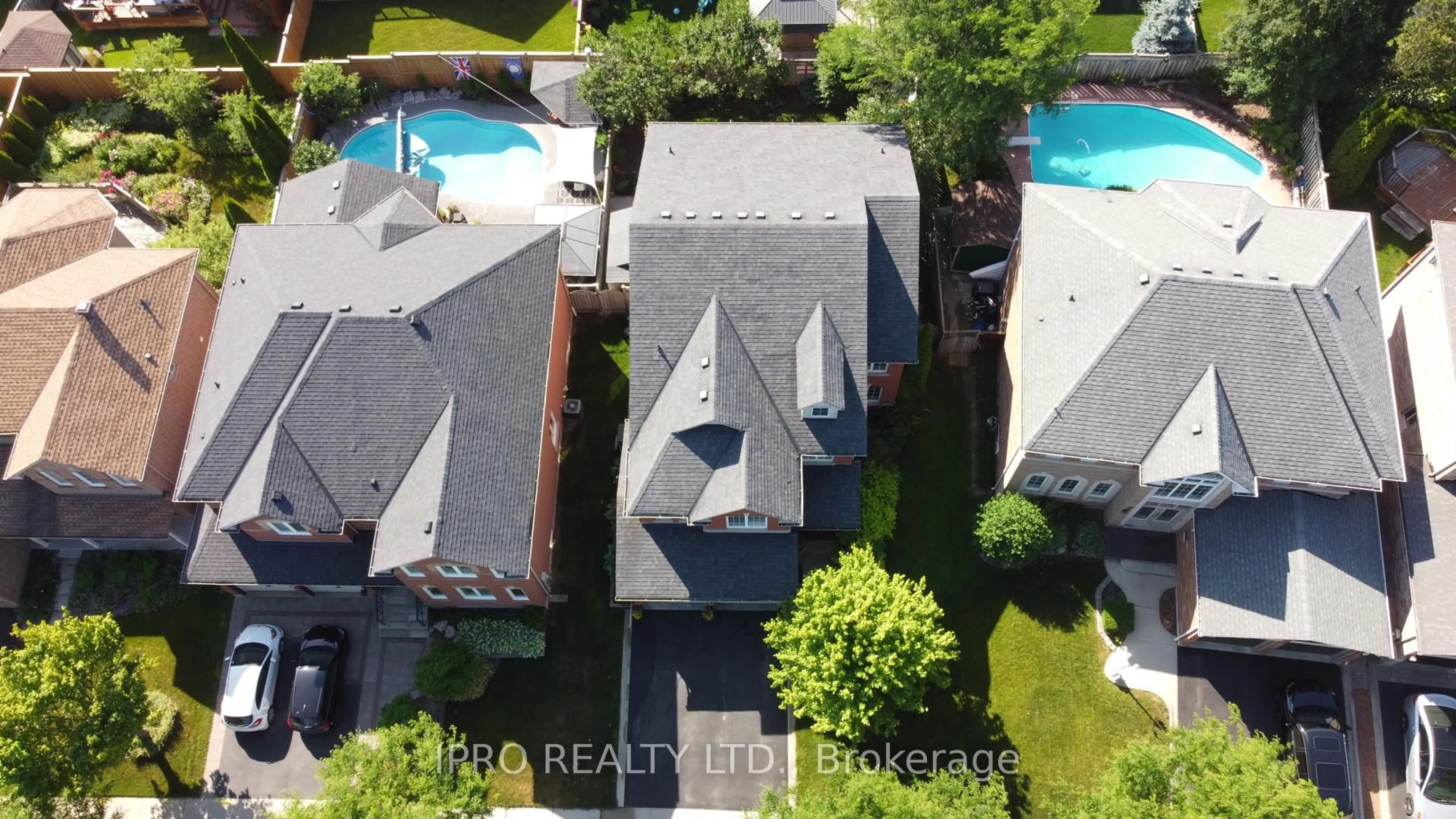 A pic from outside/outdoor area/front of a property/back of a property/a pic from drone, unknown for 10 Berton Blvd, Halton Hills Ontario L7G 6A5