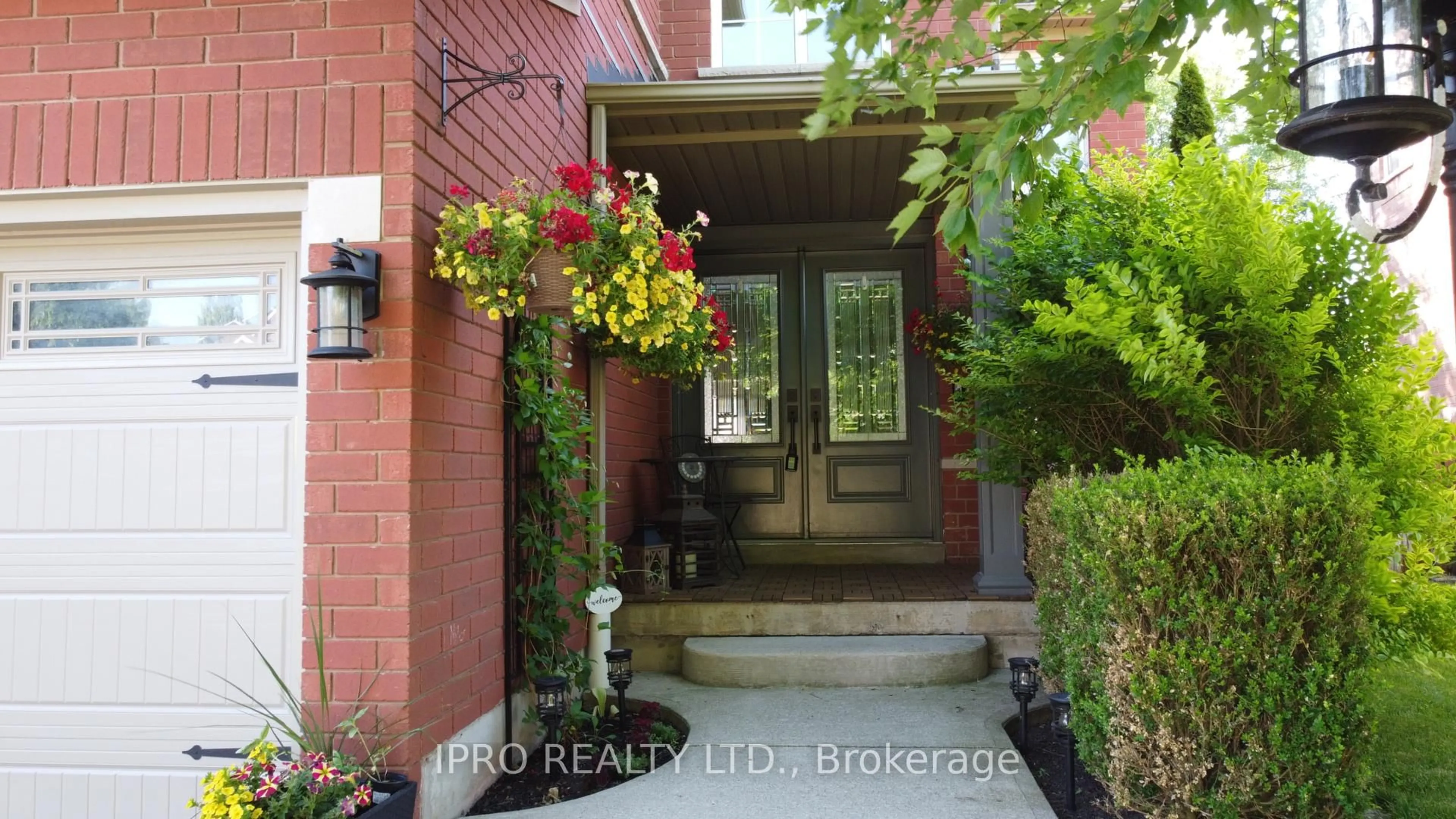 Indoor entryway for 10 Berton Blvd, Halton Hills Ontario L7G 6A5