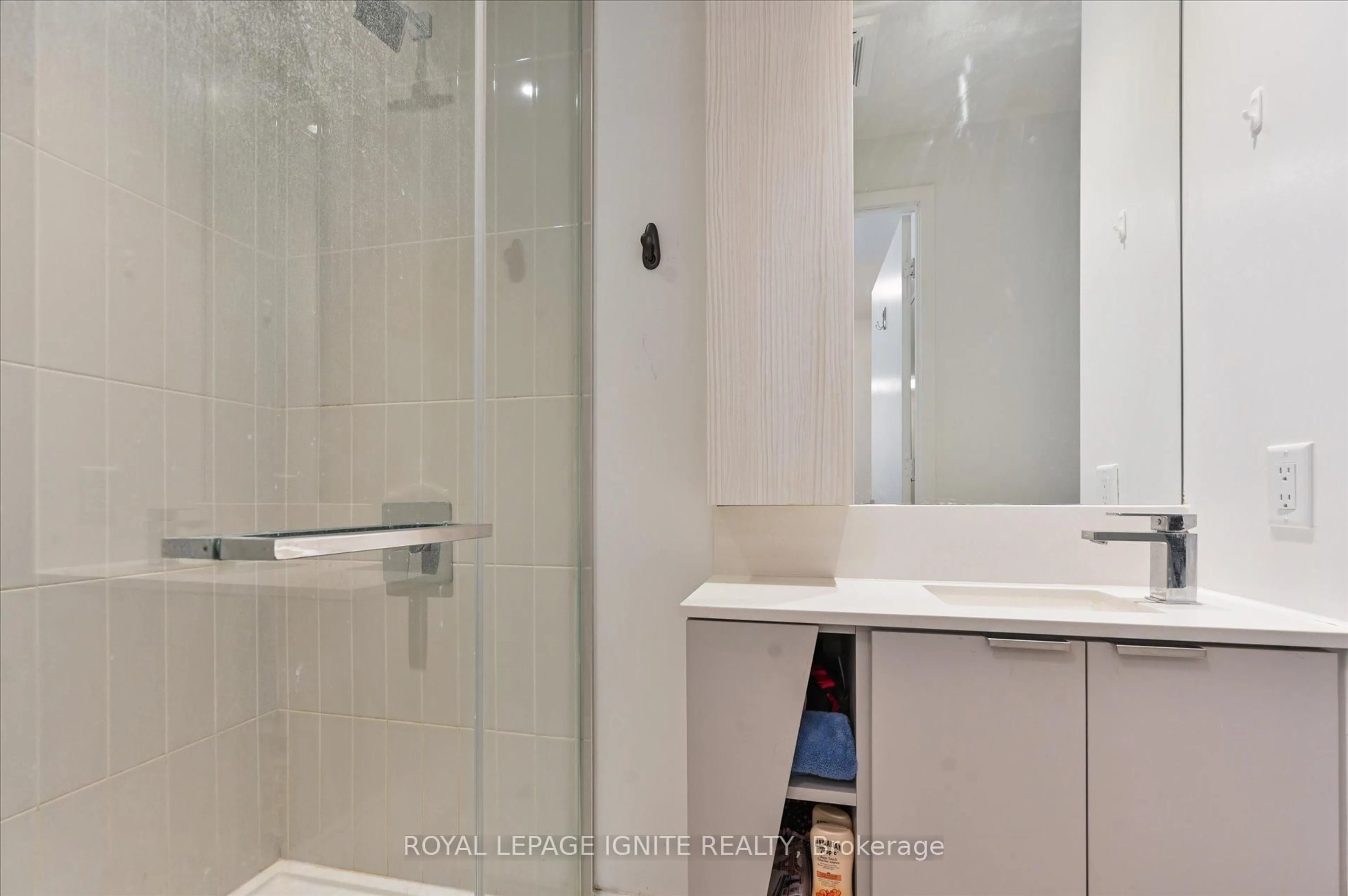 Standard bathroom, ceramic/tile floor for 3883 Quartz Rd #501, Mississauga Ontario L5B 0M4