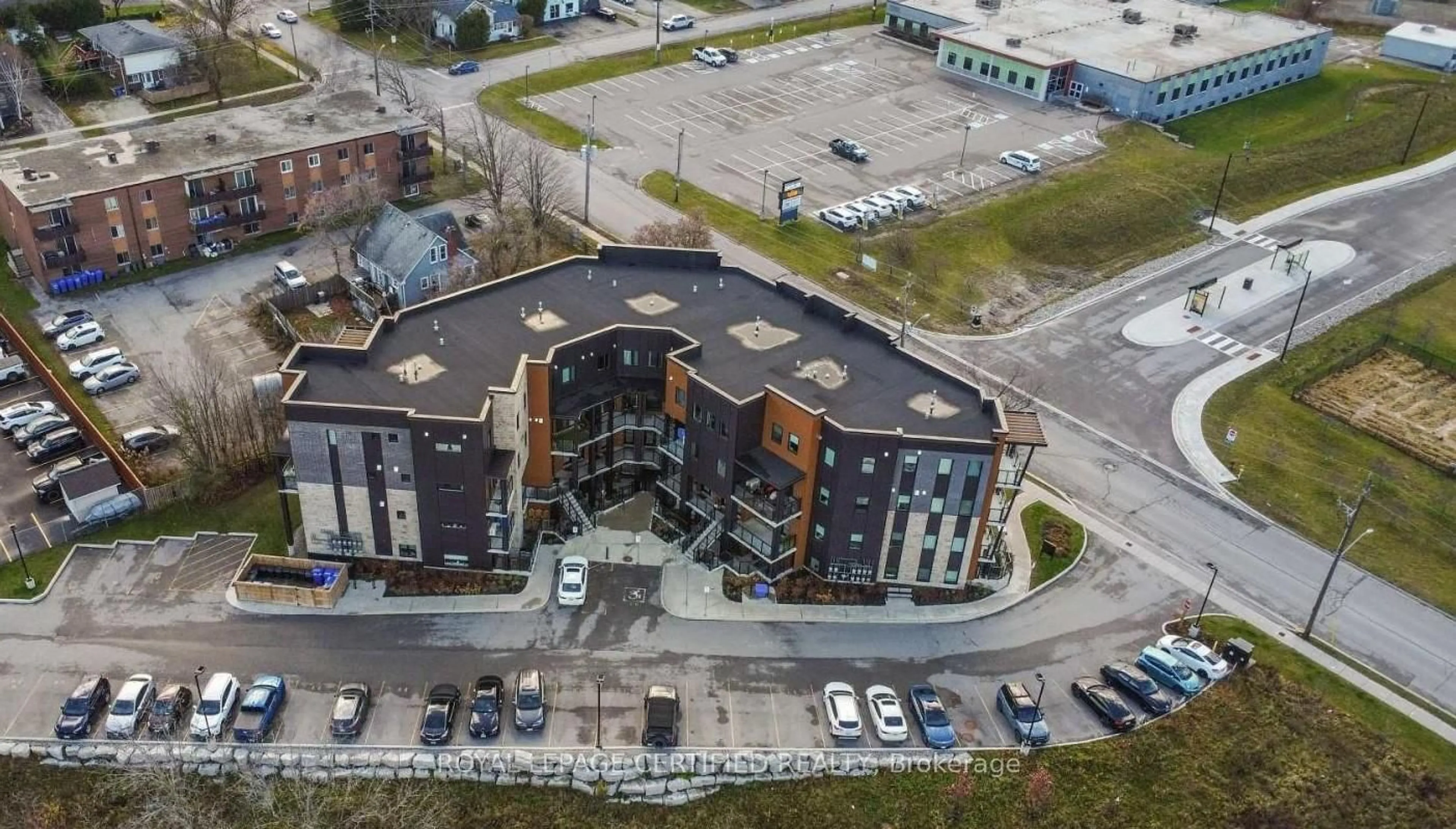 A pic from outside/outdoor area/front of a property/back of a property/a pic from drone, building for 17 Centre St #202, Orangeville Ontario L9W 2W9