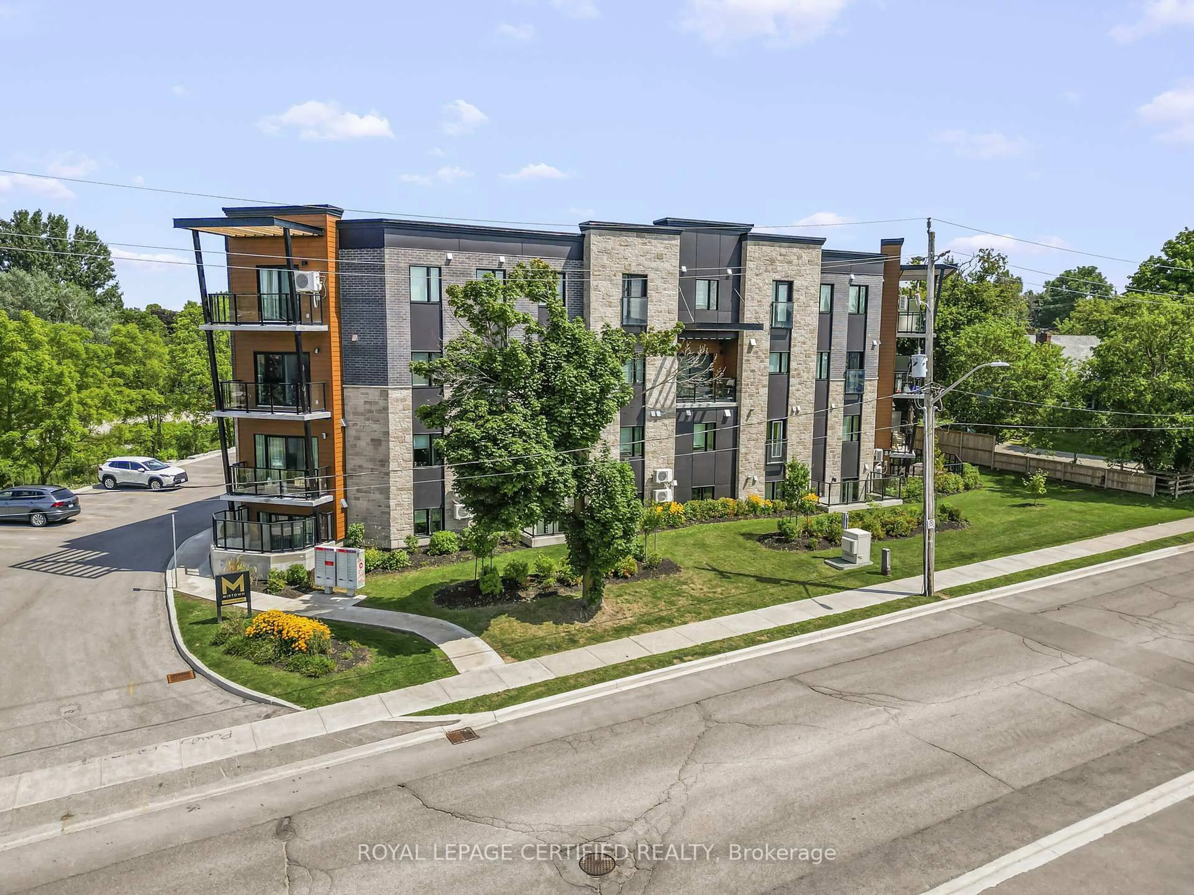 A pic from outside/outdoor area/front of a property/back of a property/a pic from drone, street for 17 Centre St #202, Orangeville Ontario L9W 2W9