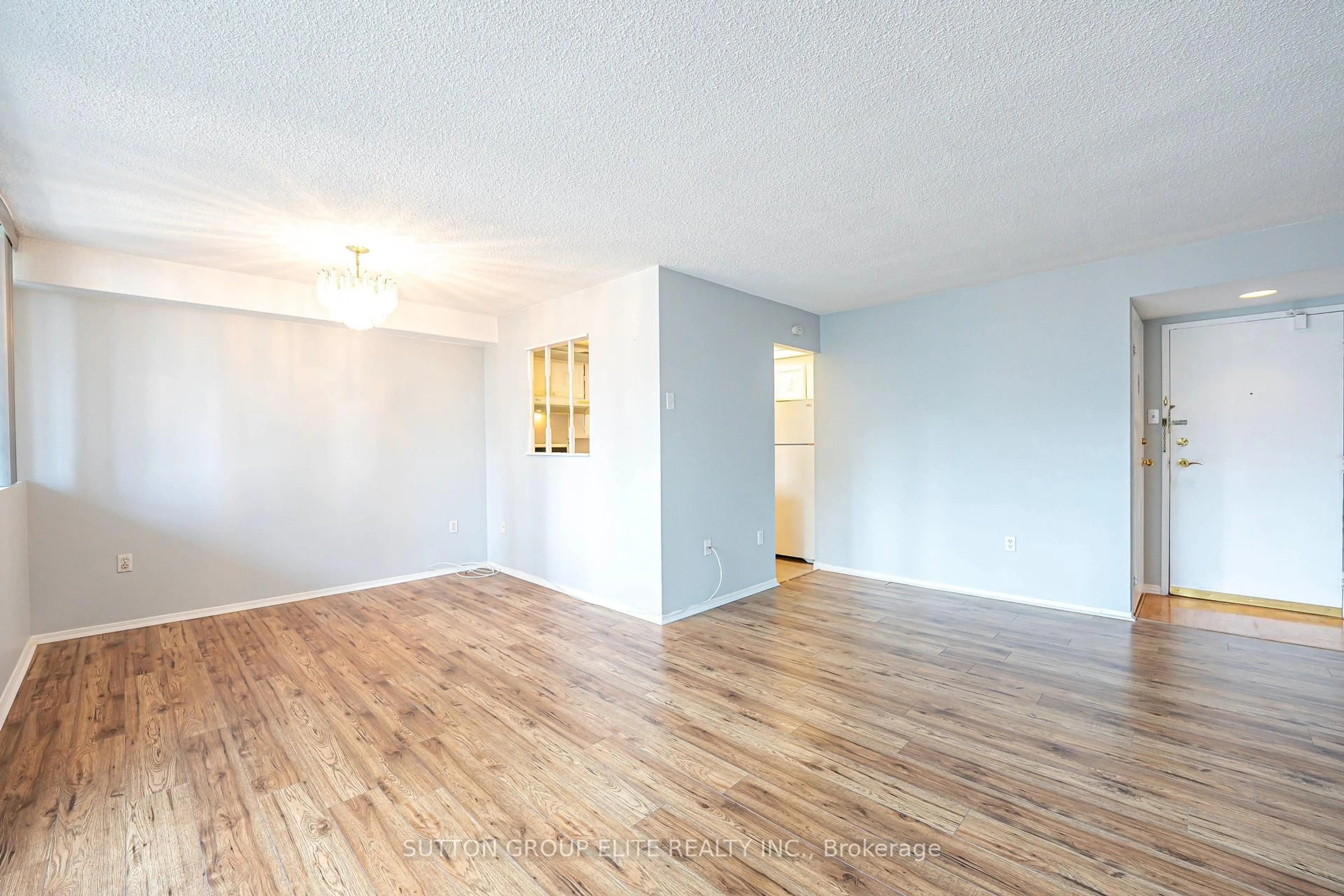 A pic of a room for 3590 Kaneff Cres #1203, Mississauga Ontario L5A 3X3