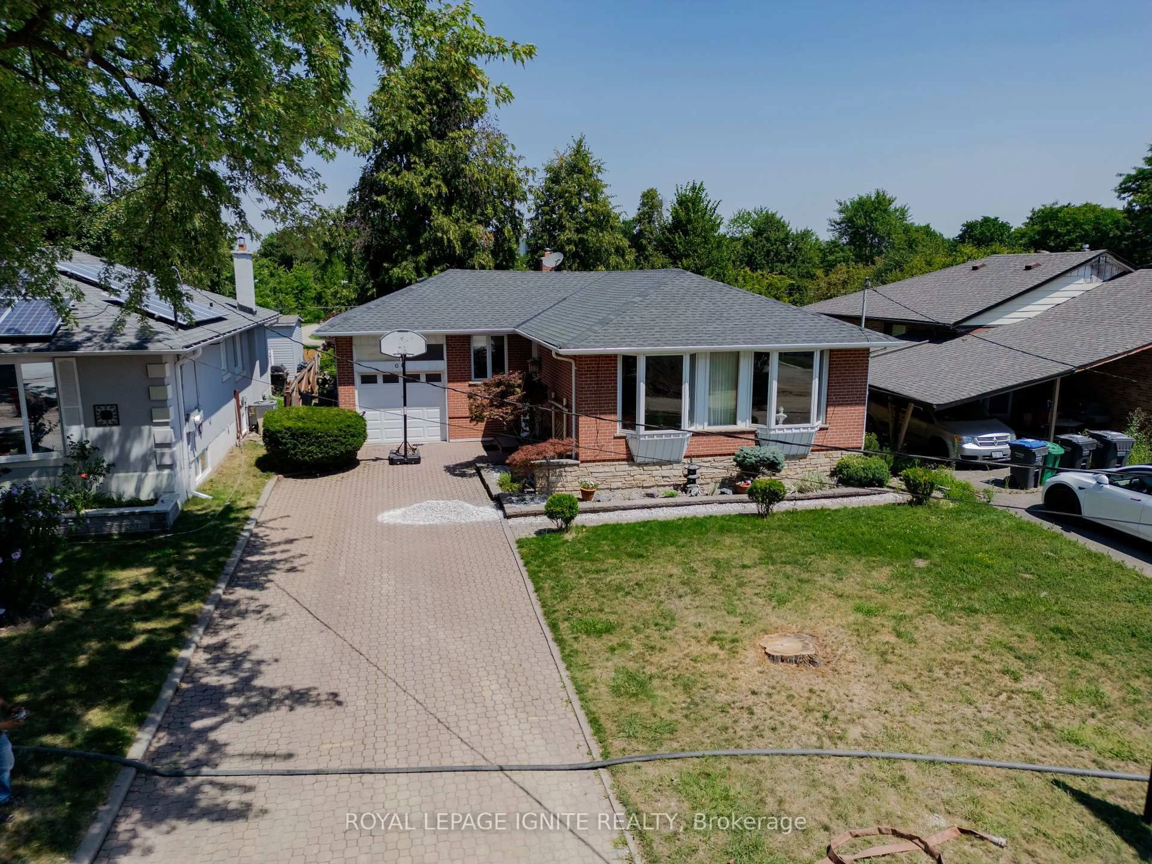 A pic from outside/outdoor area/front of a property/back of a property/a pic from drone, street for 60 Kimbark Dr, Brampton Ontario L6X 2A4