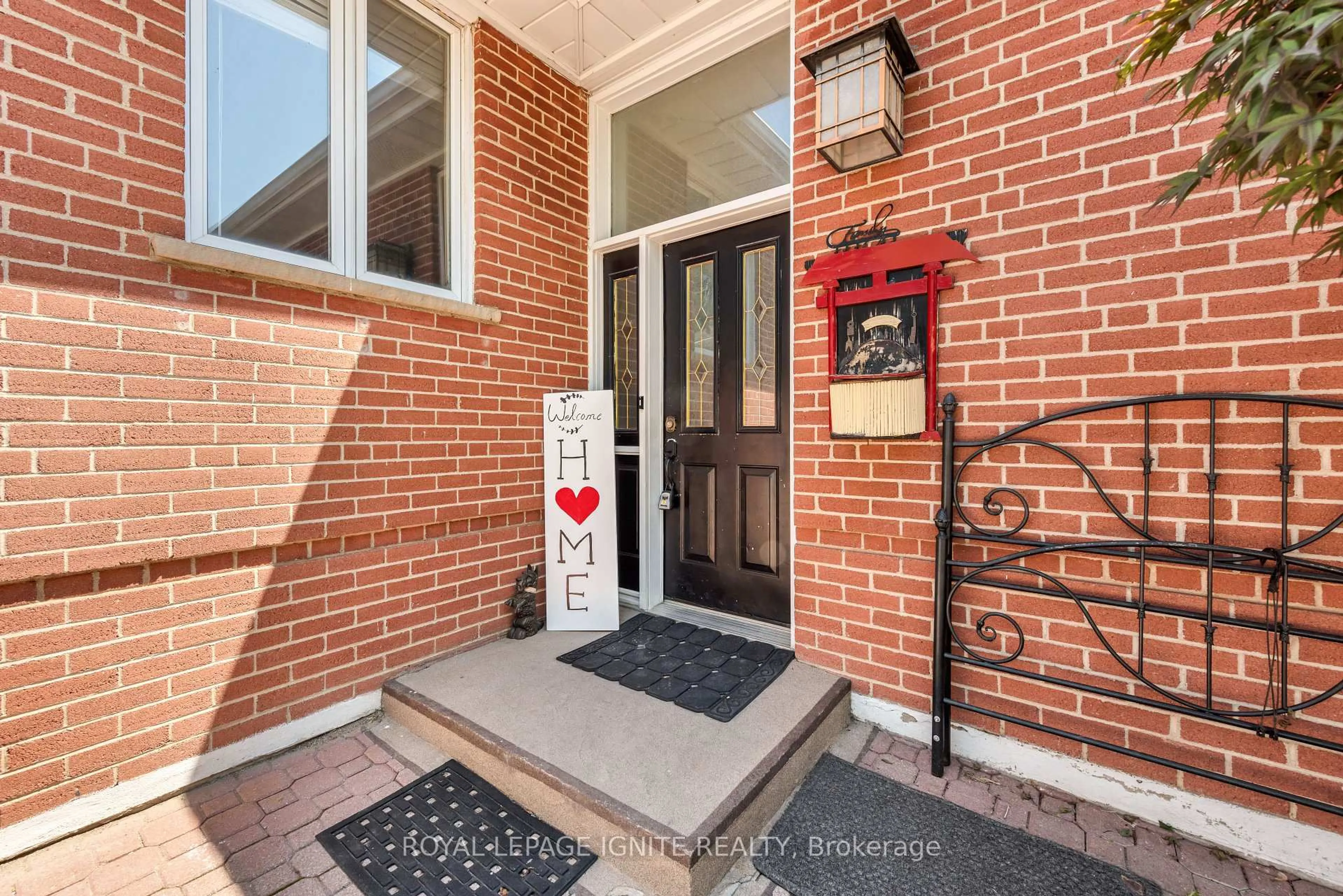Indoor entryway for 60 Kimbark Dr, Brampton Ontario L6X 2A4