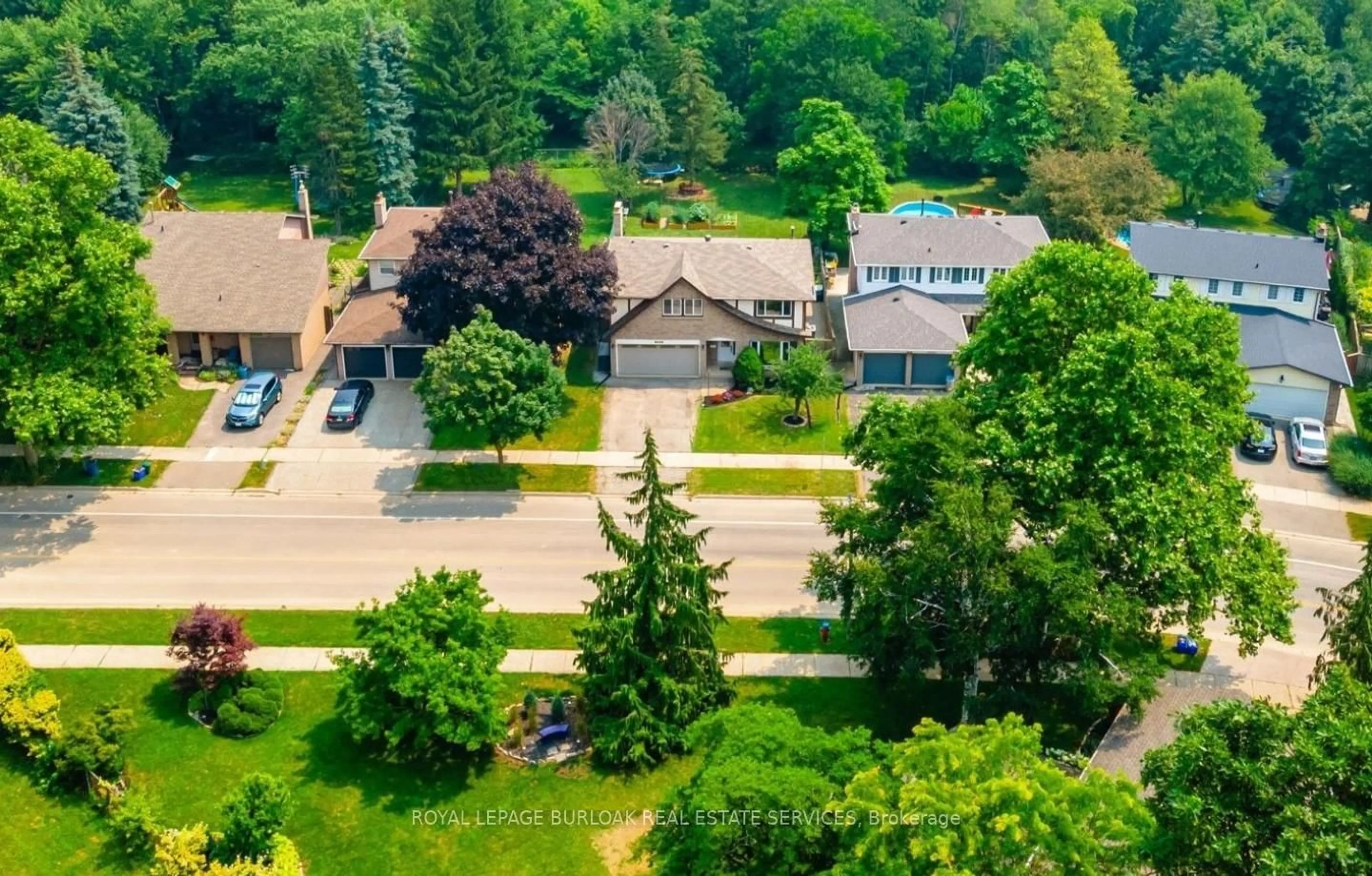 A pic from outside/outdoor area/front of a property/back of a property/a pic from drone, street for 2445 Cavendish Dr, Burlington Ontario L7P 3T7