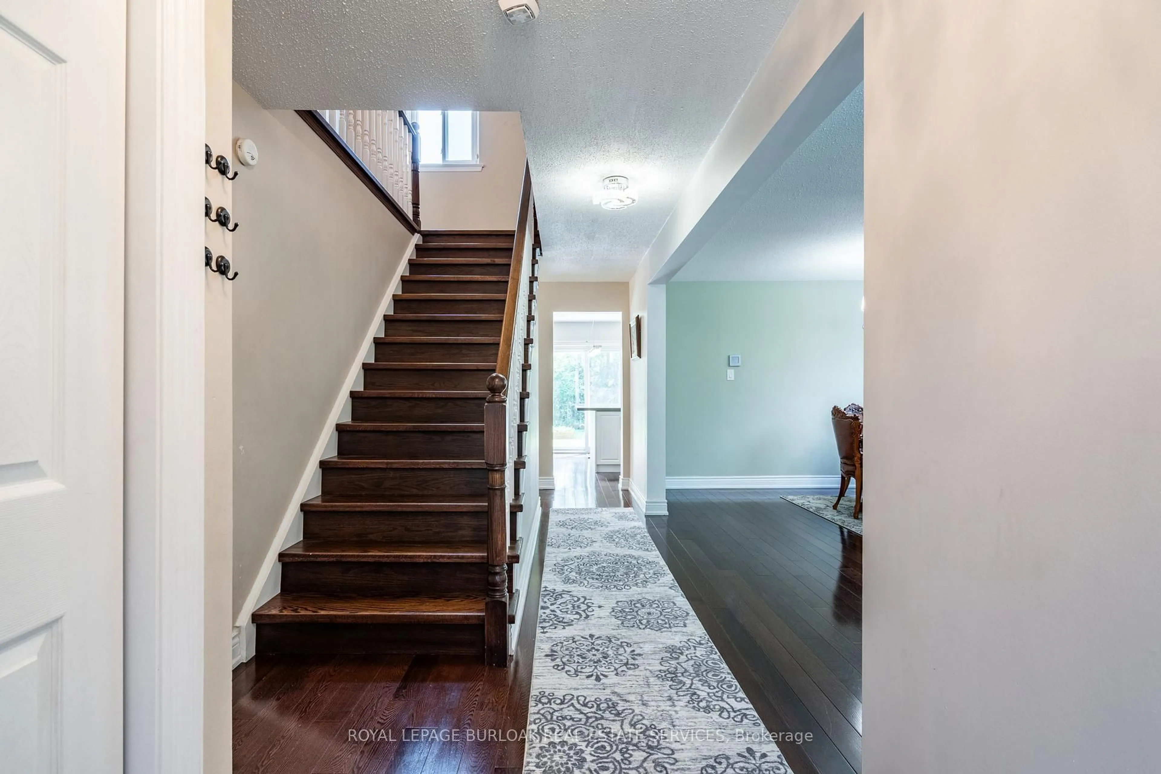 Indoor entryway for 2445 Cavendish Dr, Burlington Ontario L7P 3T7