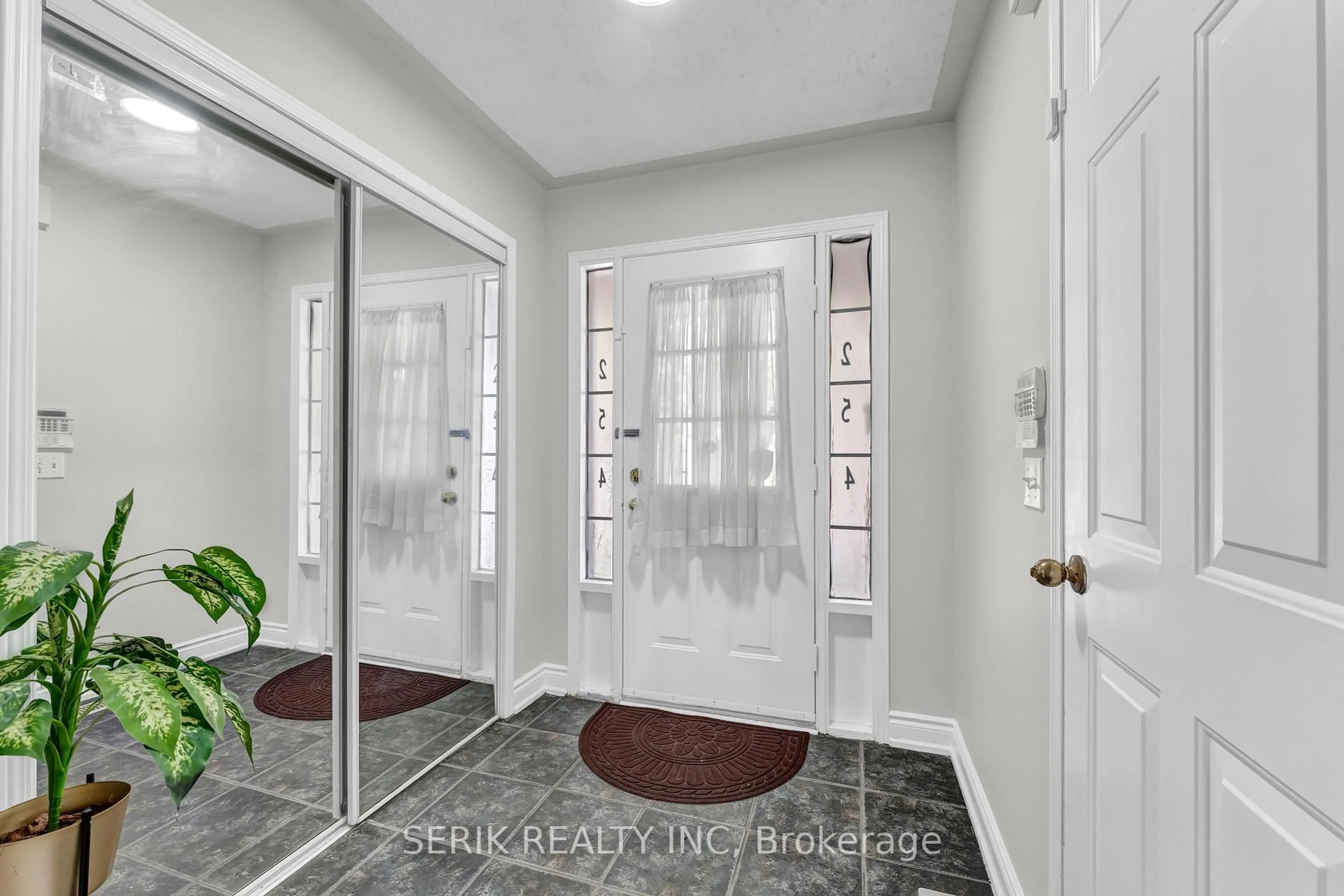 Indoor entryway for 9800 Mclaughlin Rd #254, Brampton Ontario L6X 4R1