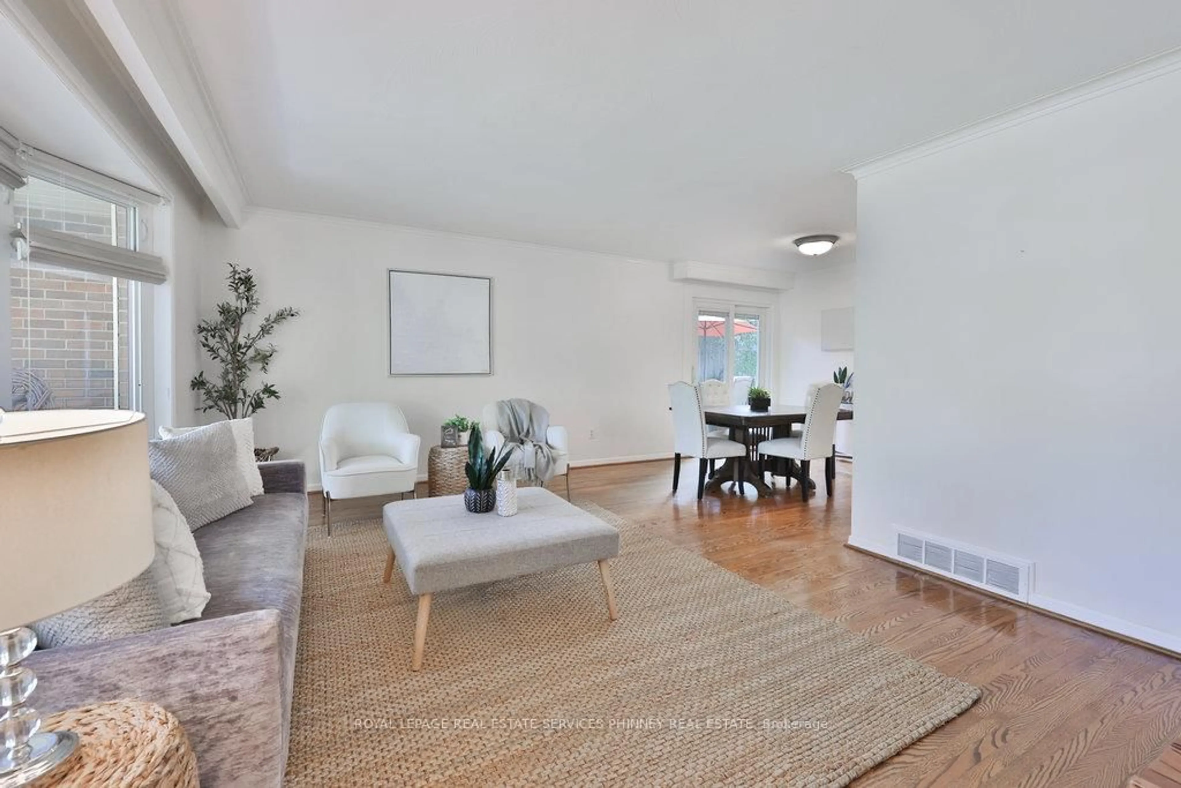 Living room with furniture, unknown for 2647 Misener Cres, Mississauga Ontario L5K 1M9