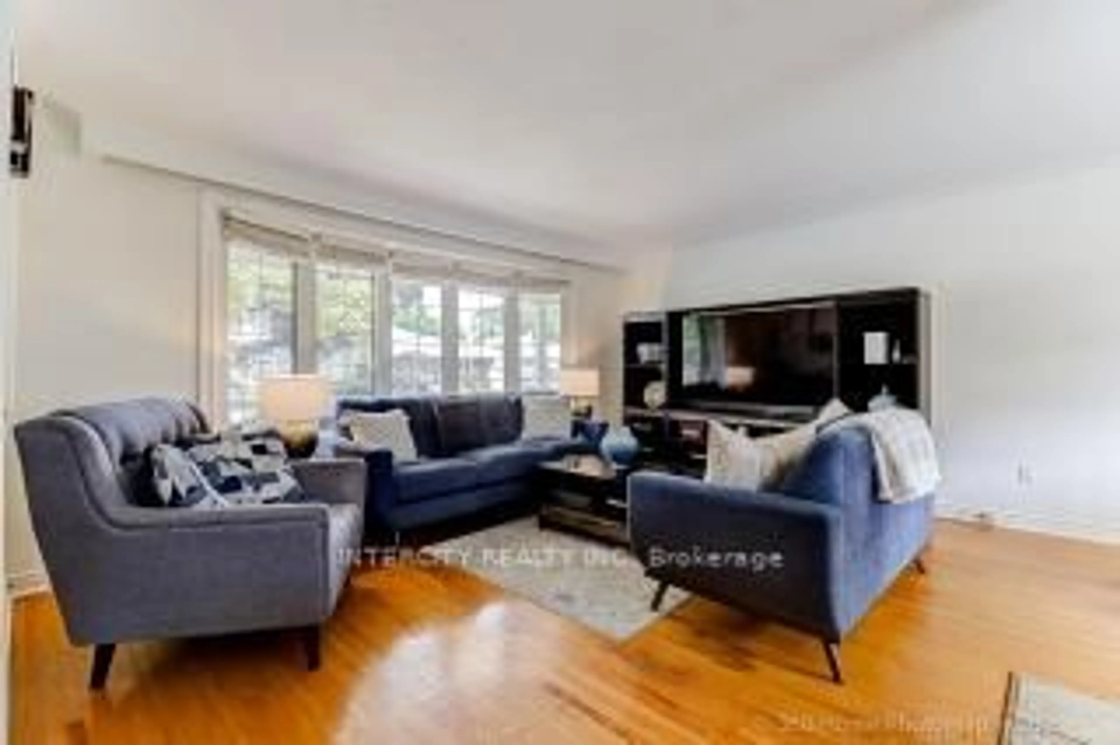 Living room with furniture, unknown for 44 Oxenden Cres, Toronto Ontario M9C 4H4