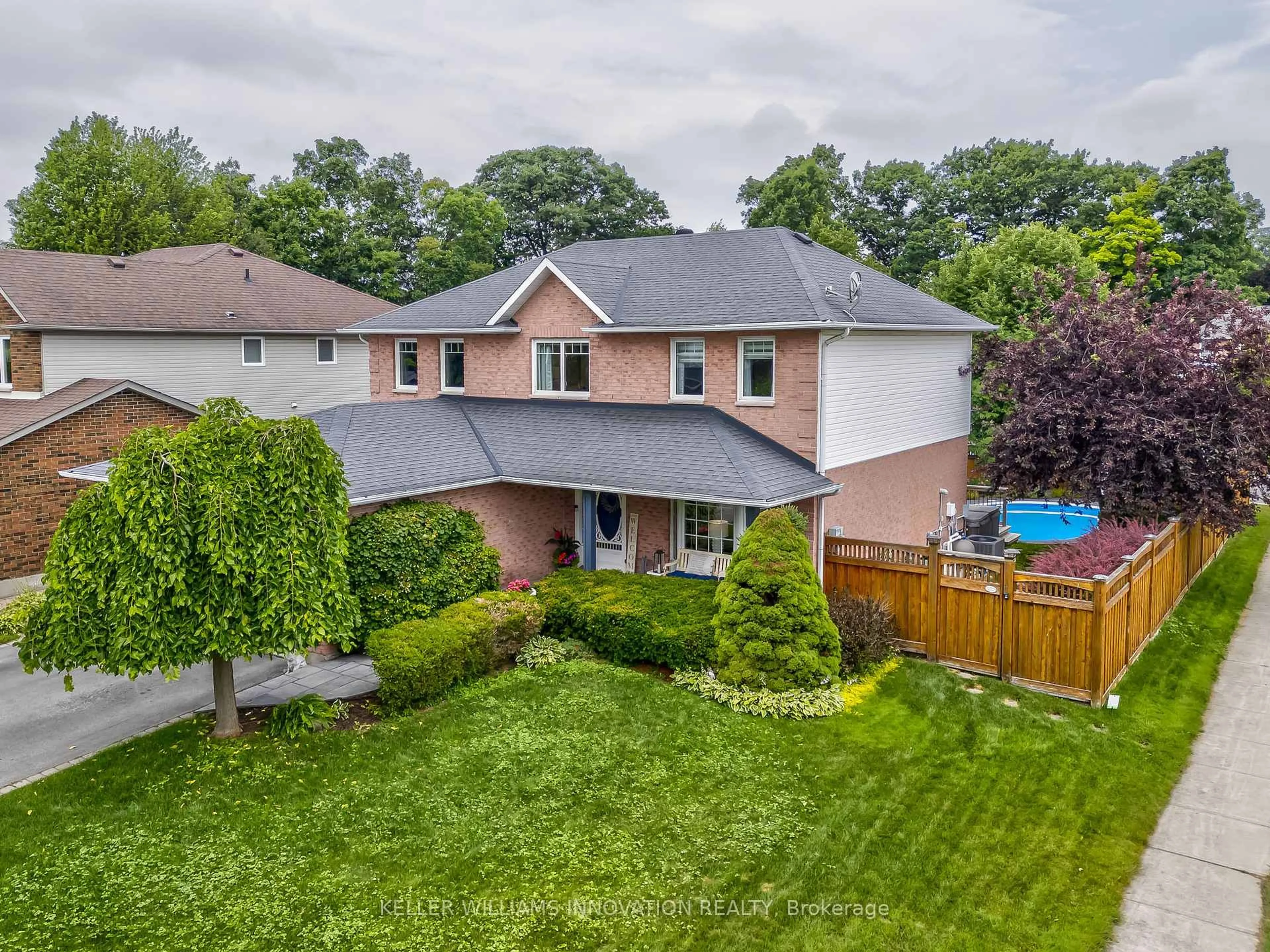 A pic from outside/outdoor area/front of a property/back of a property/a pic from drone, street for 2037 Waterbridge Dr, Burlington Ontario L7M 4G6
