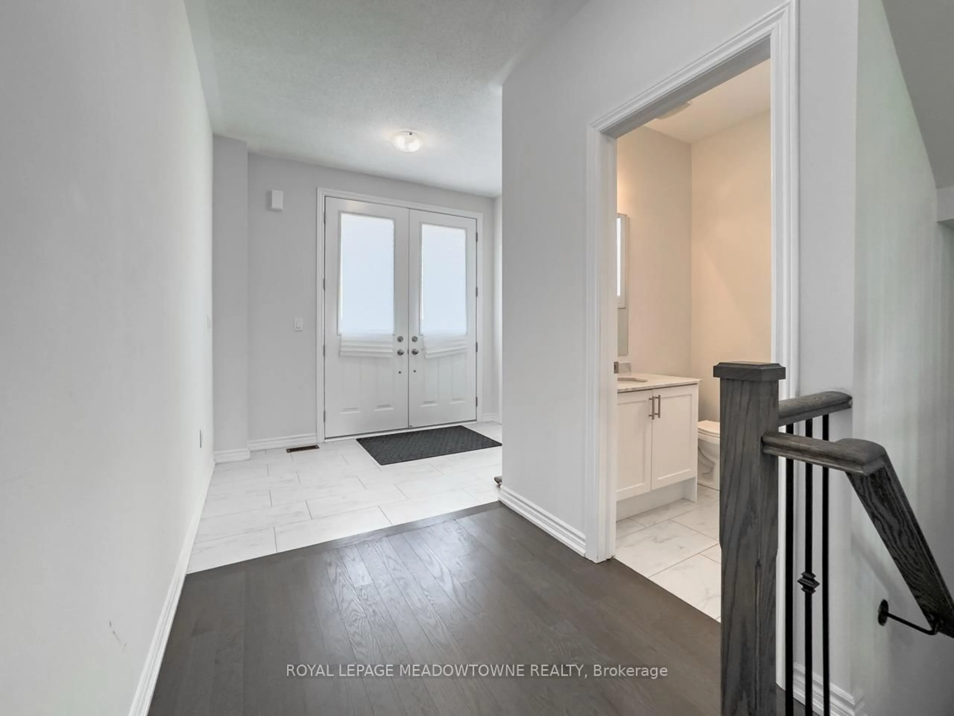 Indoor entryway for 19 Lippa Dr, Caledon Ontario L7C 1Z9