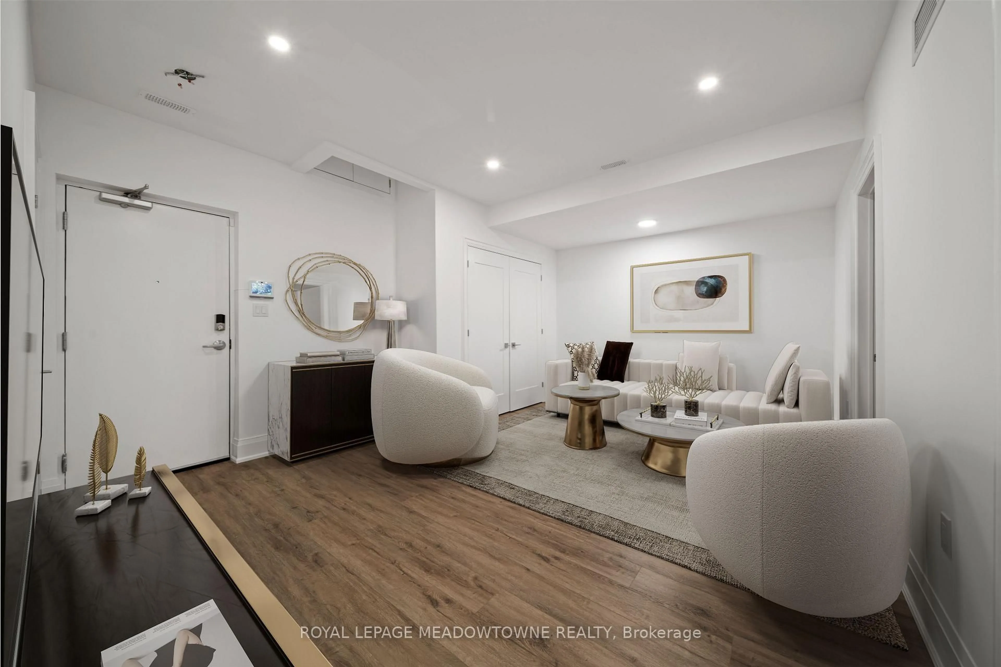 Living room with furniture, unknown for 121 High St, Mississauga Ontario L5H 1K4