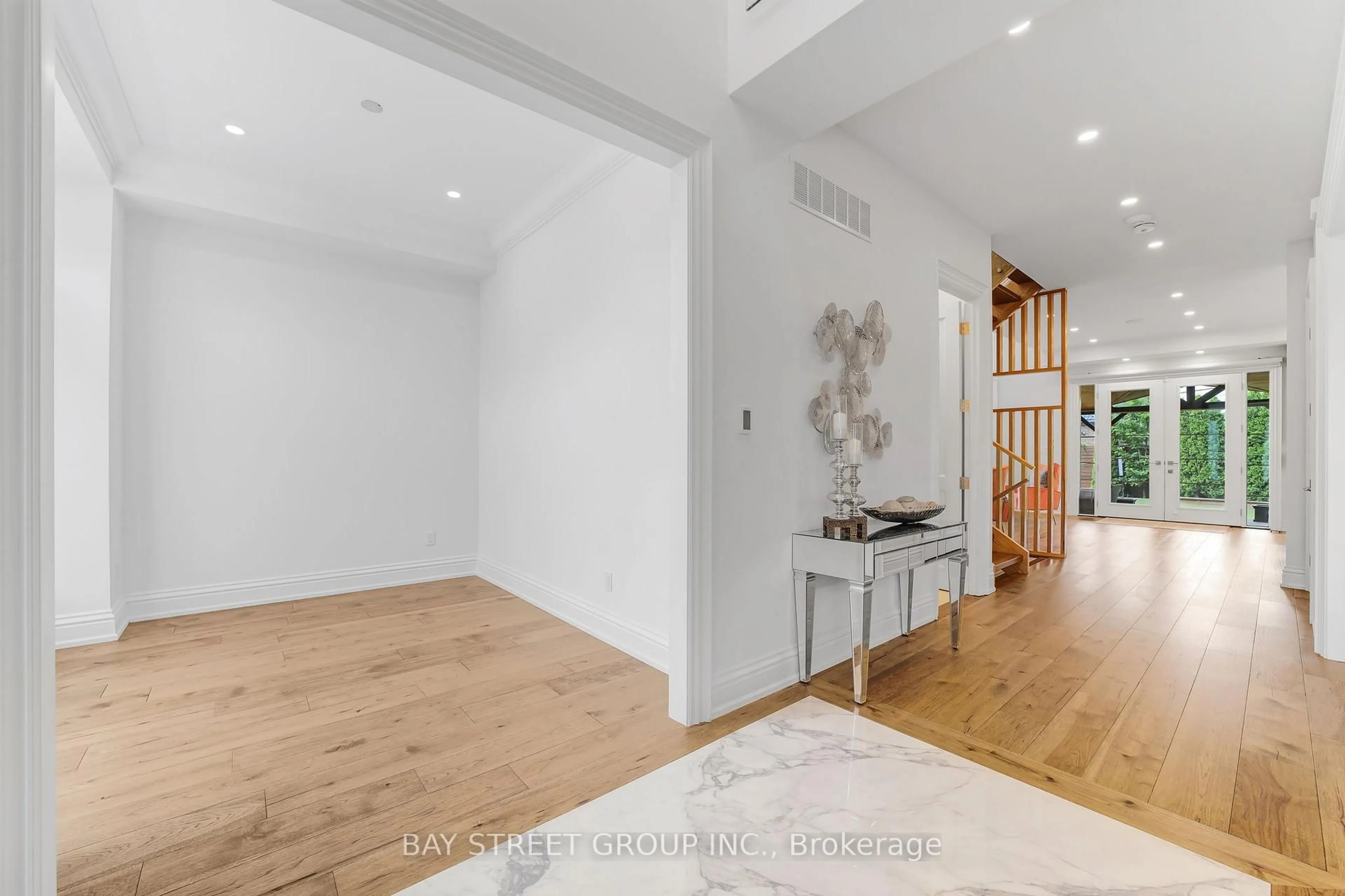 Indoor entryway for 442 Sherin Dr, Oakville Ontario L6L 4J5