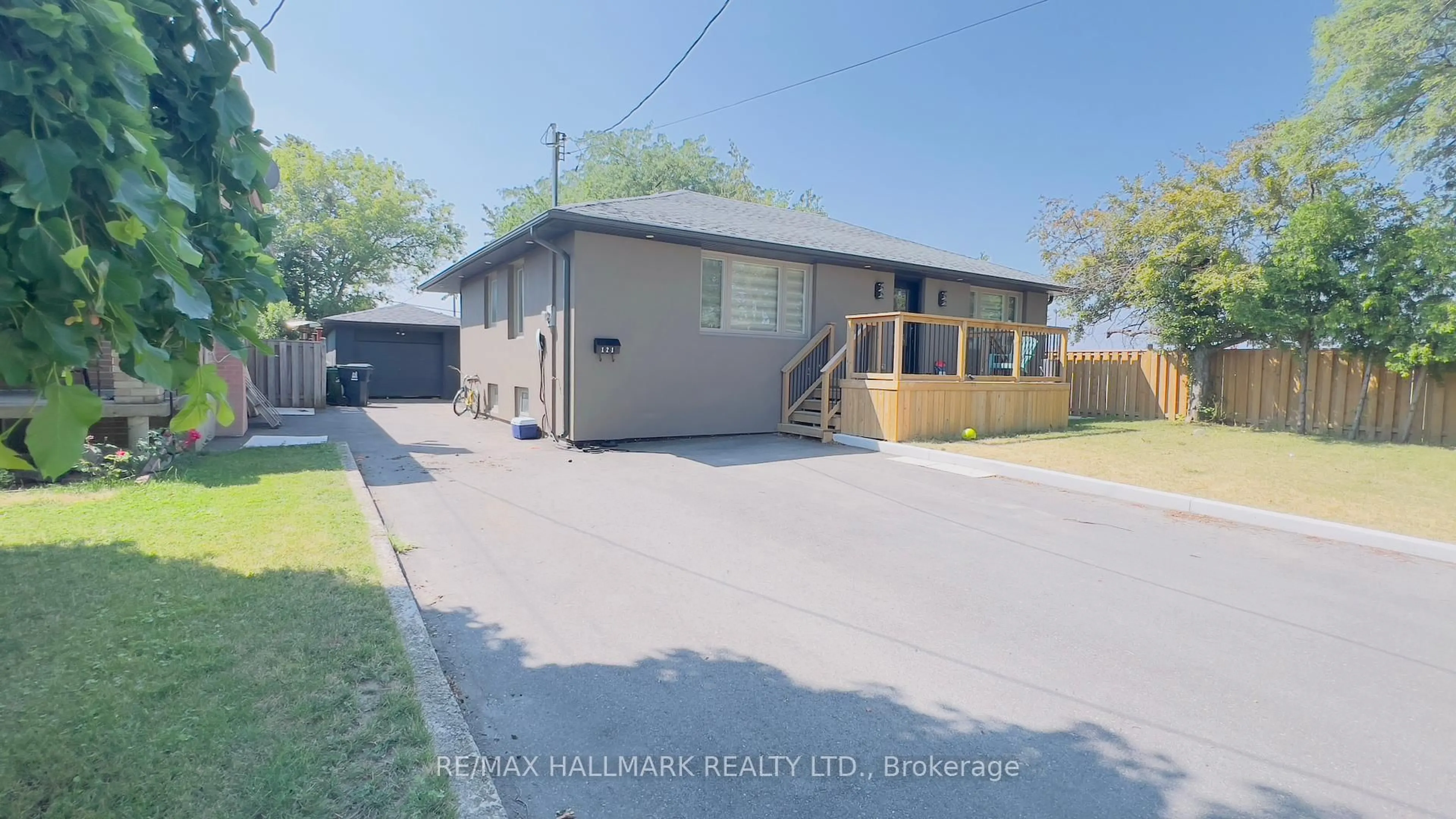 A pic from outside/outdoor area/front of a property/back of a property/a pic from drone, street for 121 Home Rd, Toronto Ontario M3K 1M4