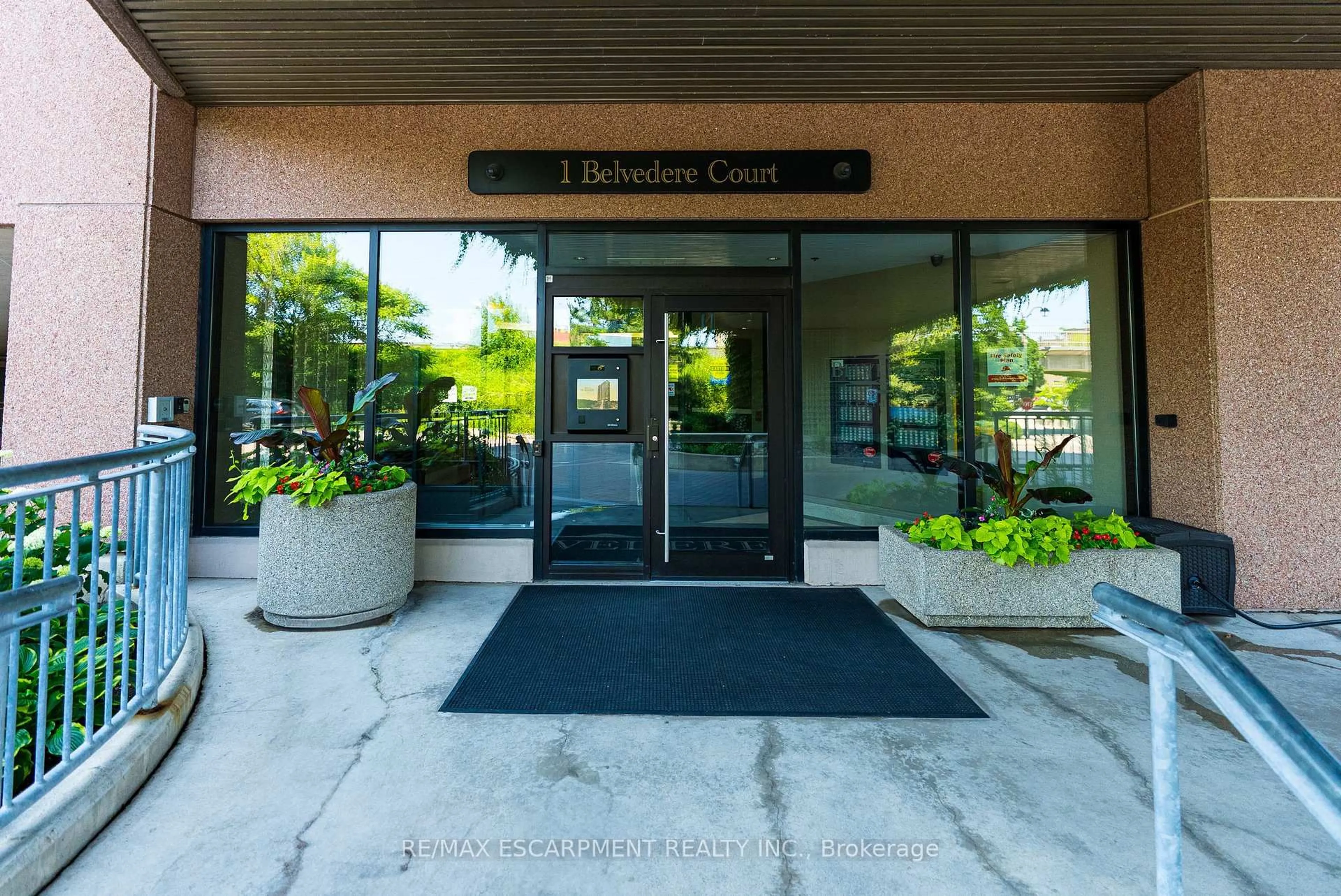 Indoor foyer for 1 Belvedere Crt #409, Brampton Ontario L6V 4M6