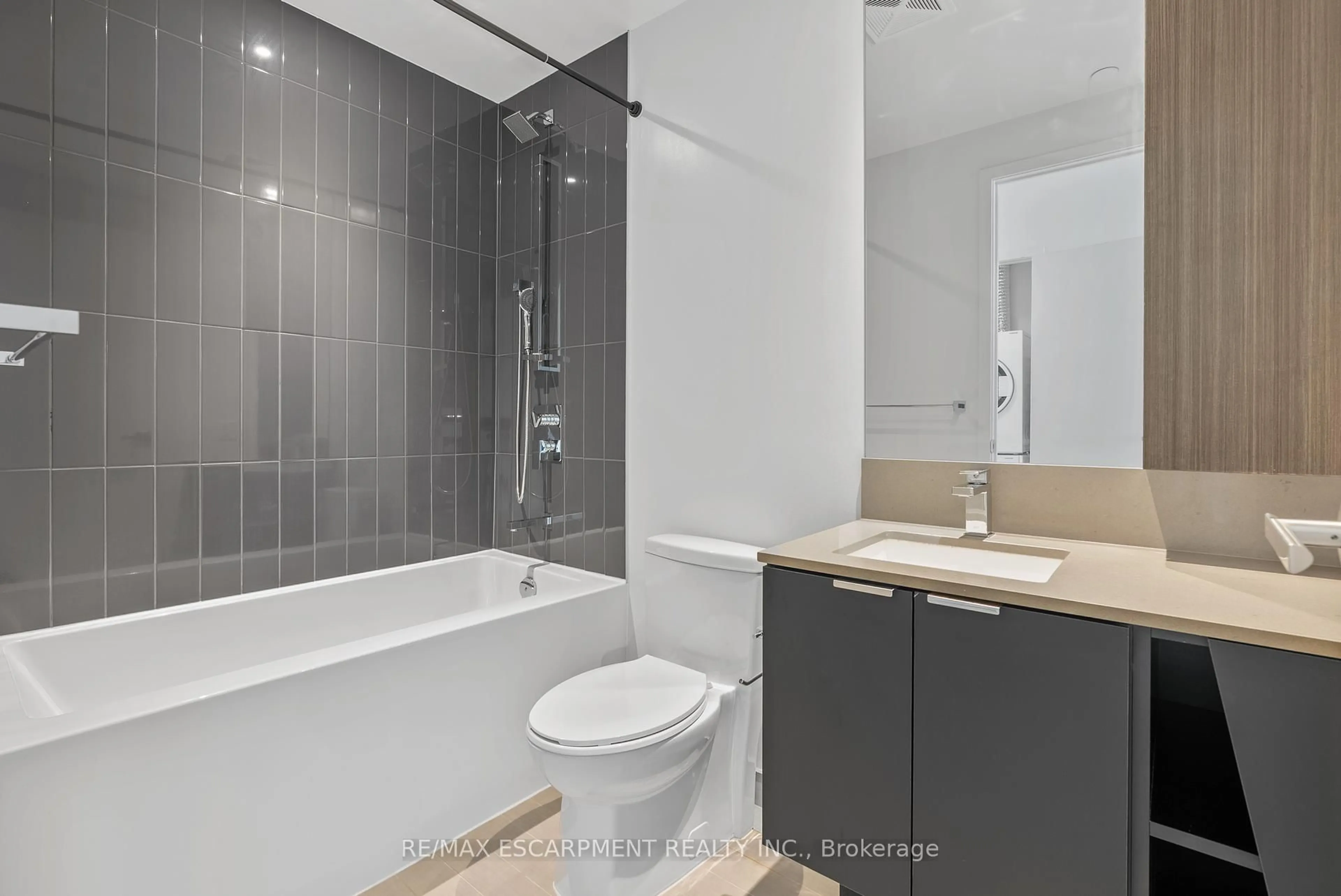 Standard bathroom, ceramic/tile floor for 3883 Quartz Rd #3413, Mississauga Ontario L5B 0M4