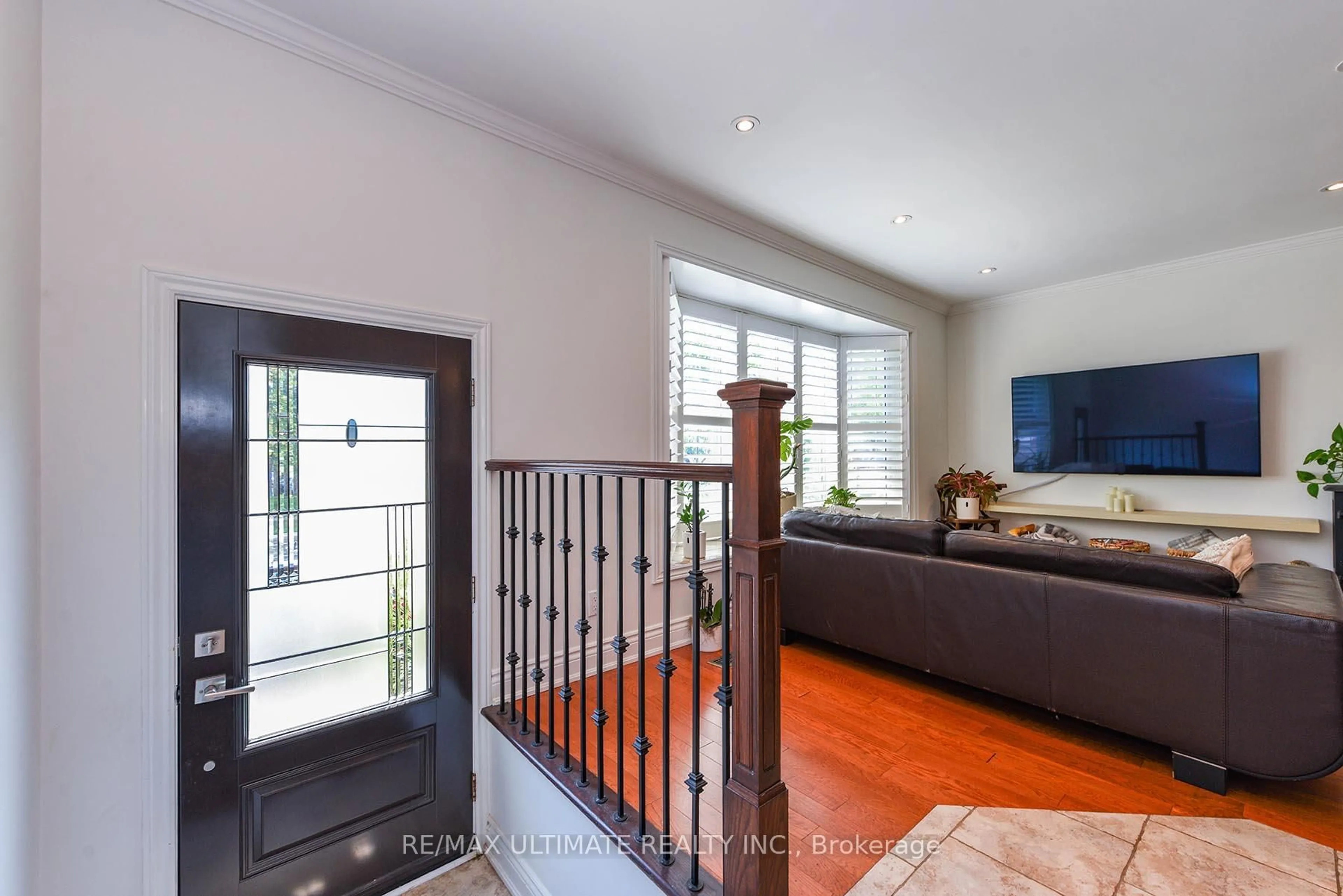 Indoor entryway for 89 Mccraney St, Oakville Ontario L6H 1H5