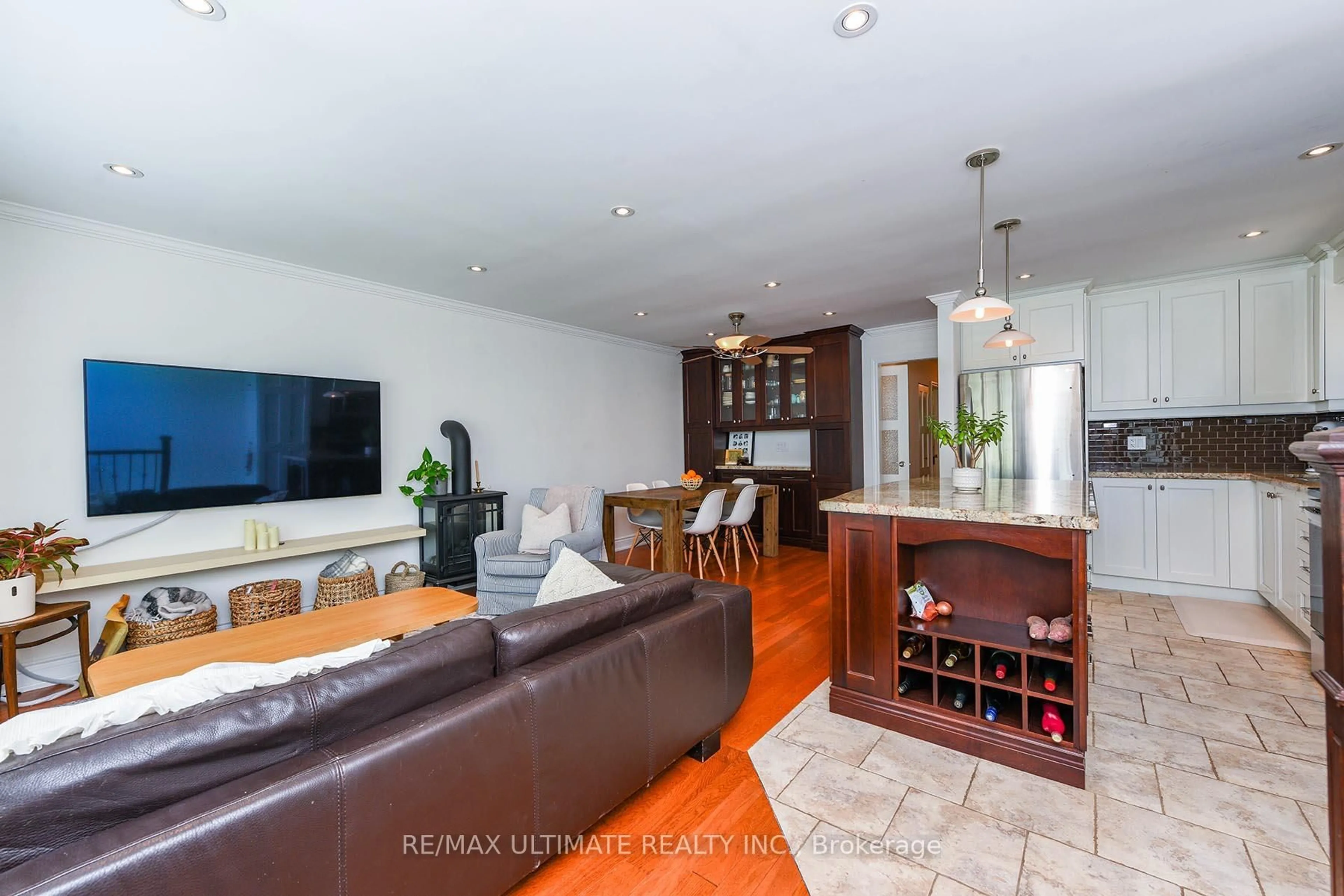 Living room with furniture, unknown for 89 Mccraney St, Oakville Ontario L6H 1H5