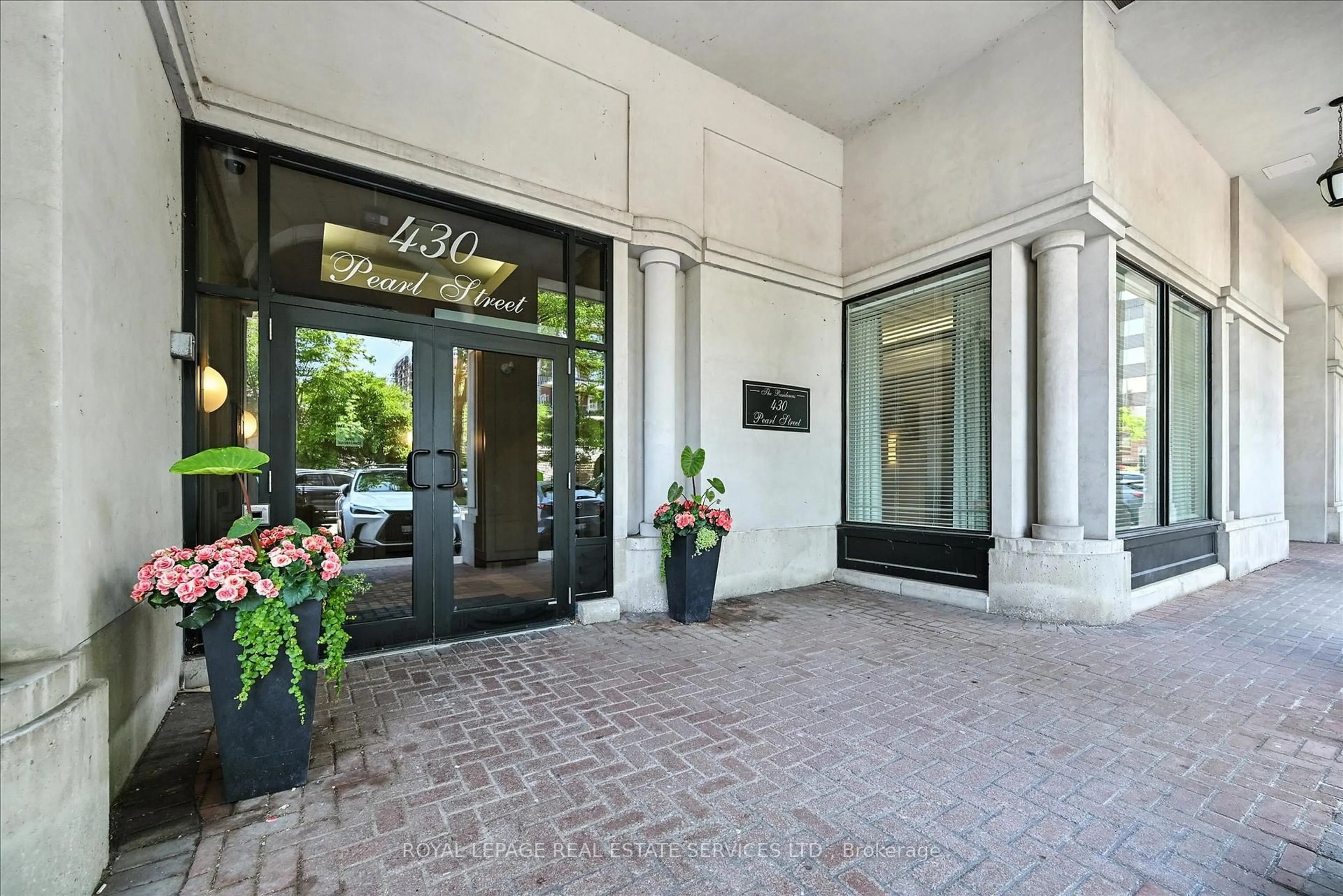 Indoor foyer for 430 Pearl St #503, Burlington Ontario L7R 4J8