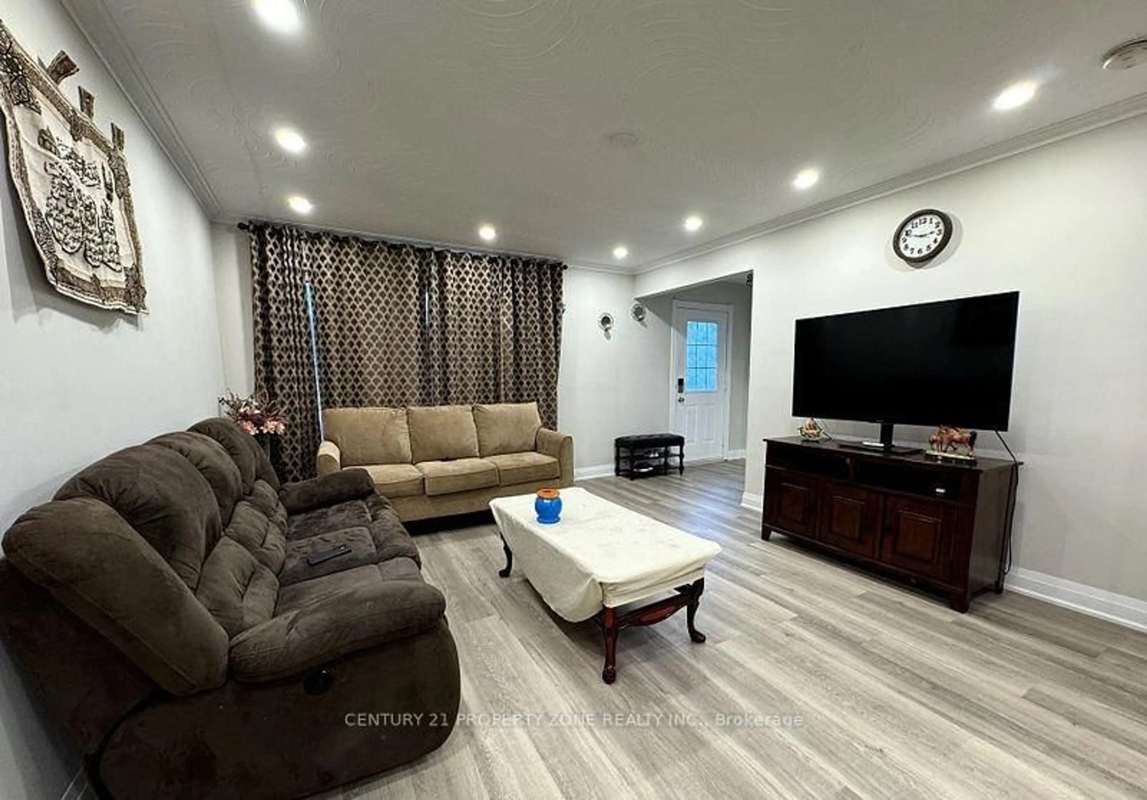 Living room with furniture, unknown for 3361 The Credit Woodlands, Mississauga Ontario L5C 2J9