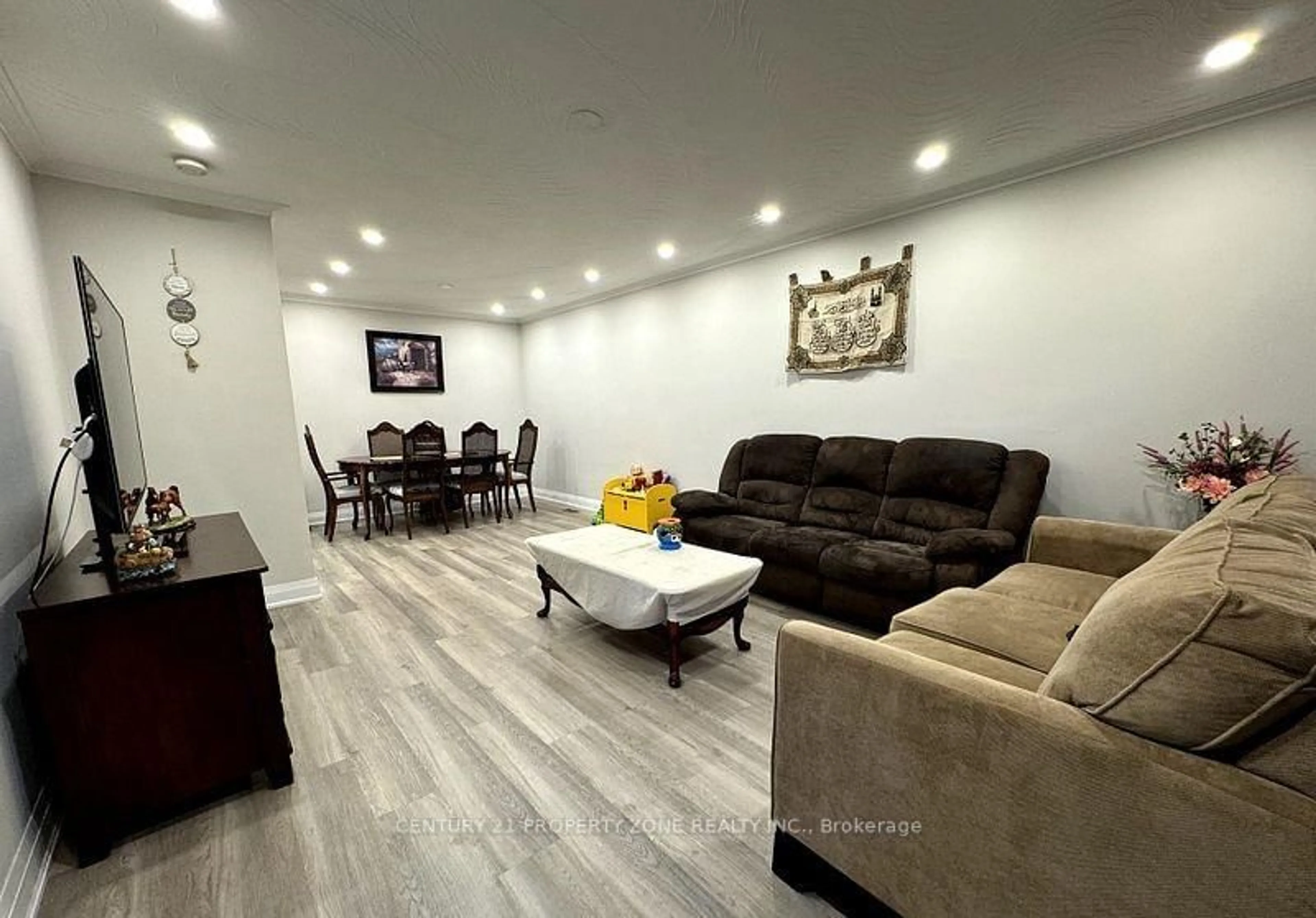 Living room with furniture, wood/laminate floor for 3361 The Credit Woodlands, Mississauga Ontario L5C 2J9