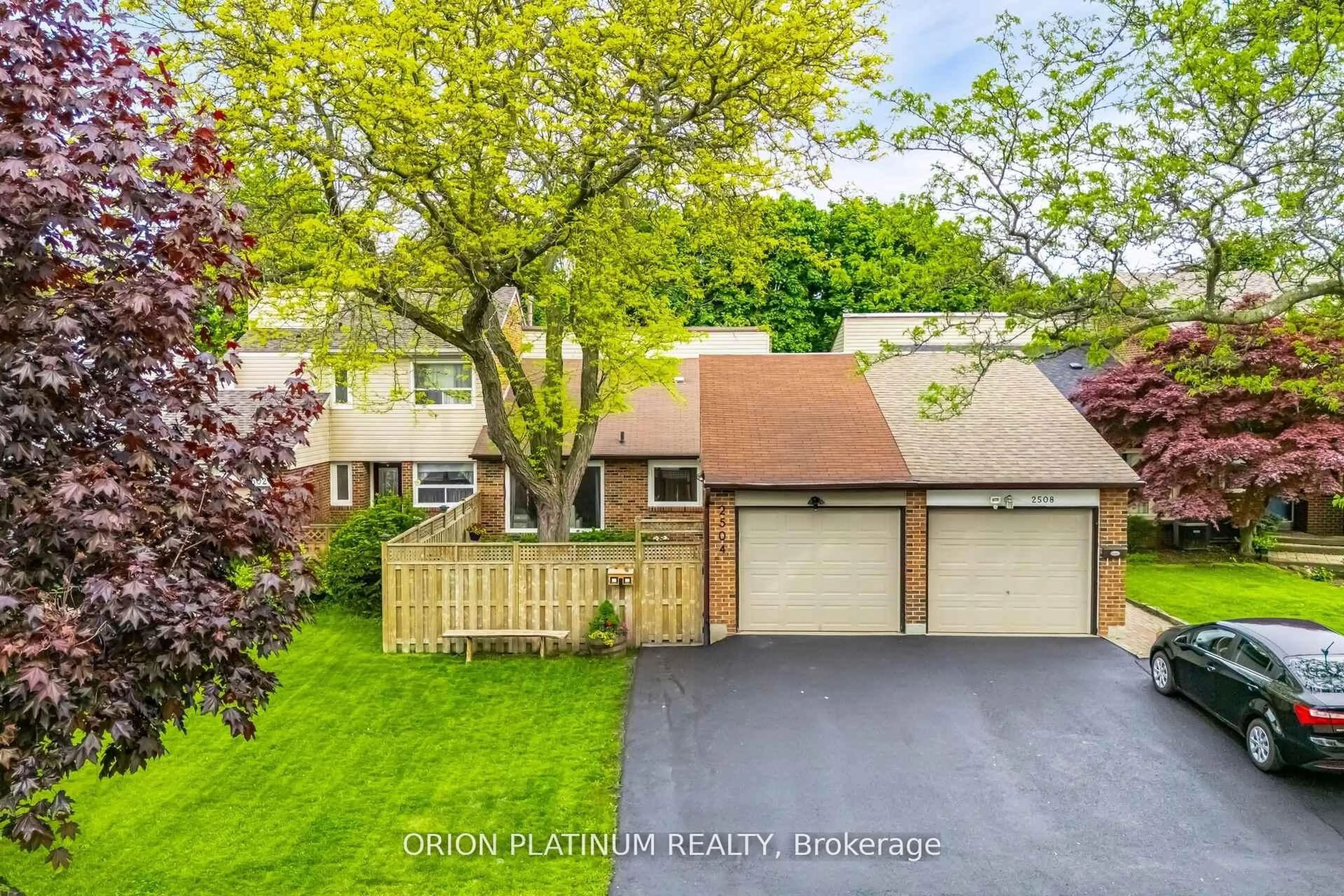 A pic from outside/outdoor area/front of a property/back of a property/a pic from drone, unknown for 2504 Mainroyal St, Mississauga Ontario L5L 1C9