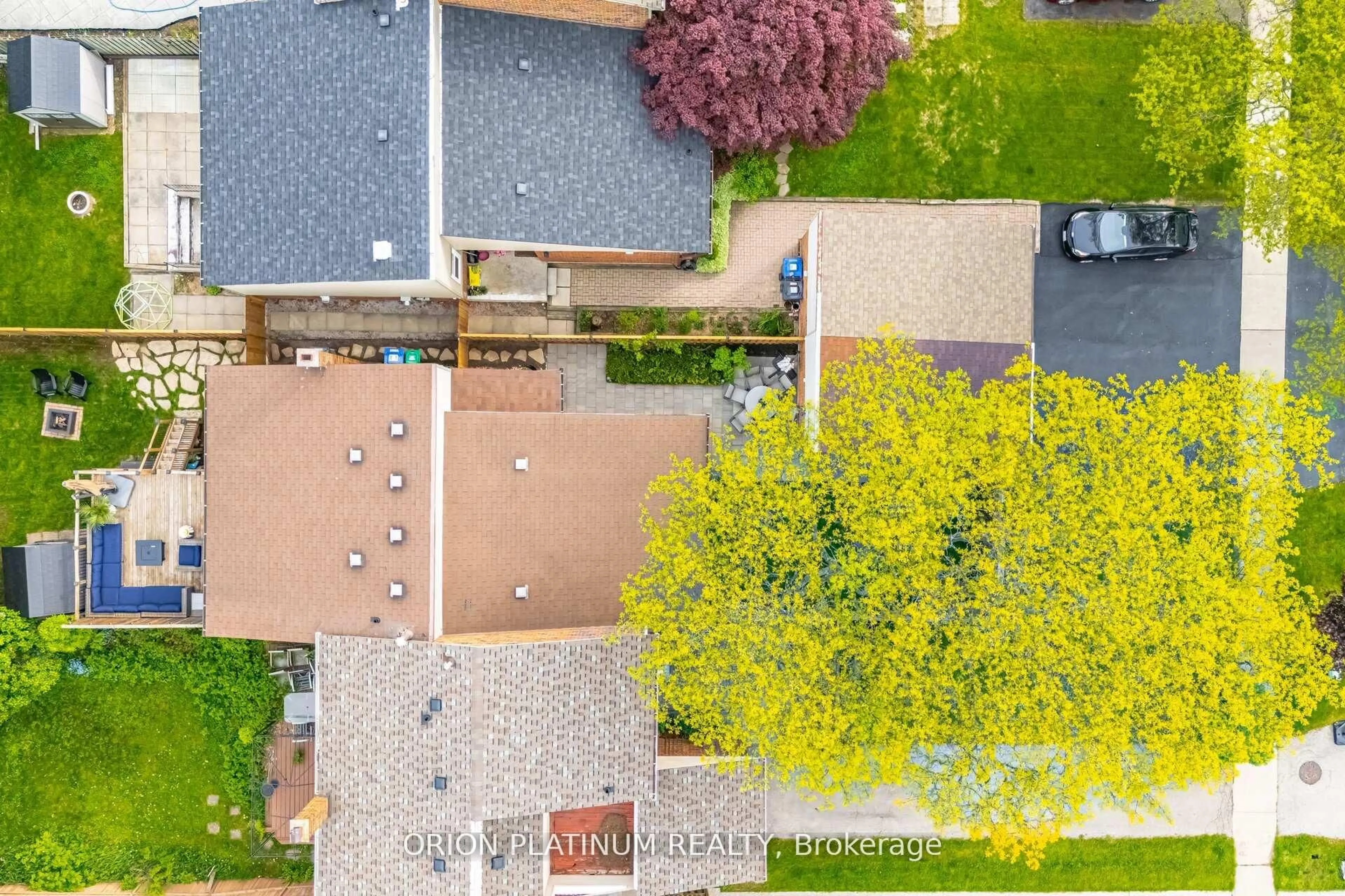 A pic from outside/outdoor area/front of a property/back of a property/a pic from drone, street for 2504 Mainroyal St, Mississauga Ontario L5L 1C9