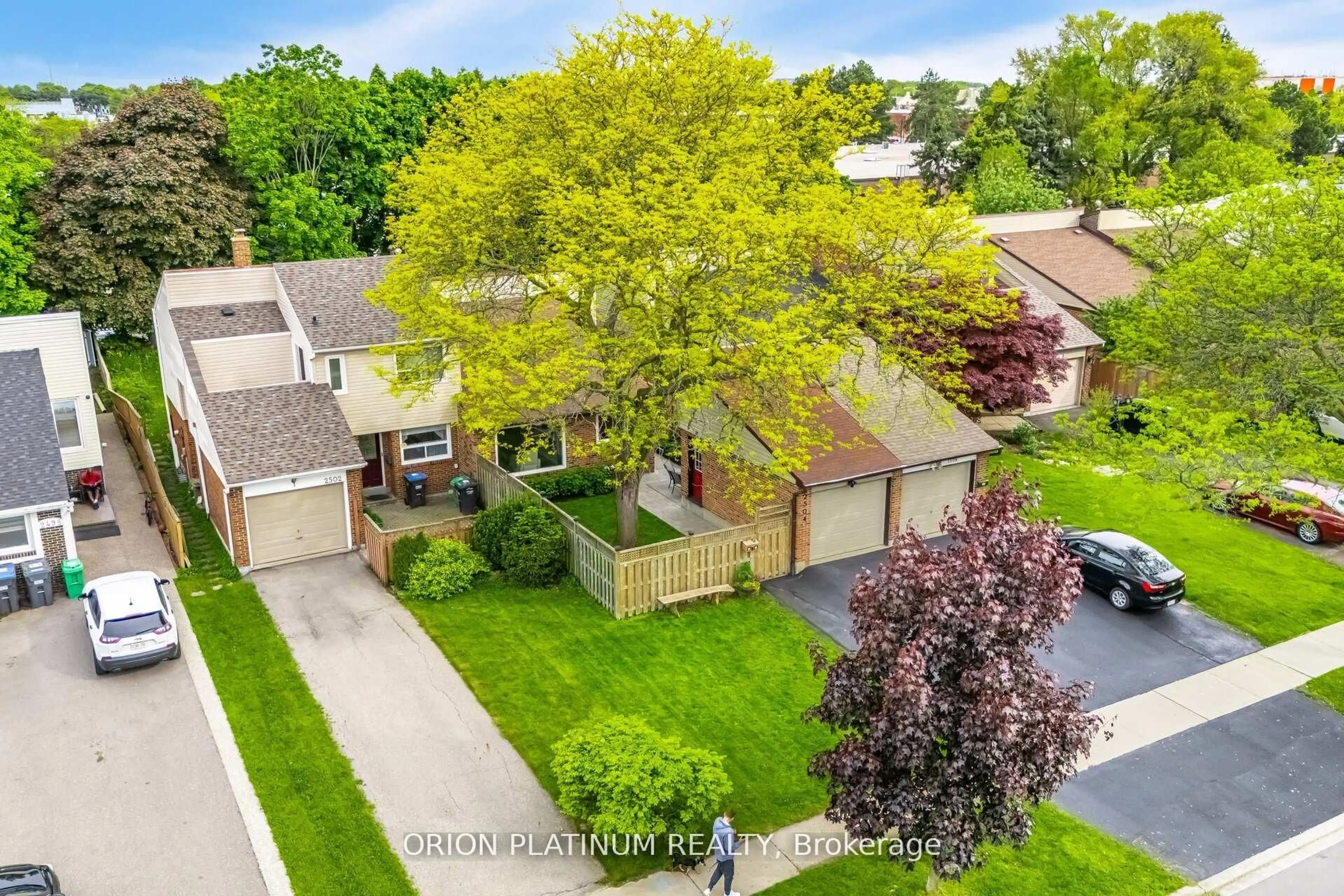 A pic from outside/outdoor area/front of a property/back of a property/a pic from drone, street for 2504 Mainroyal St, Mississauga Ontario L5L 1C9