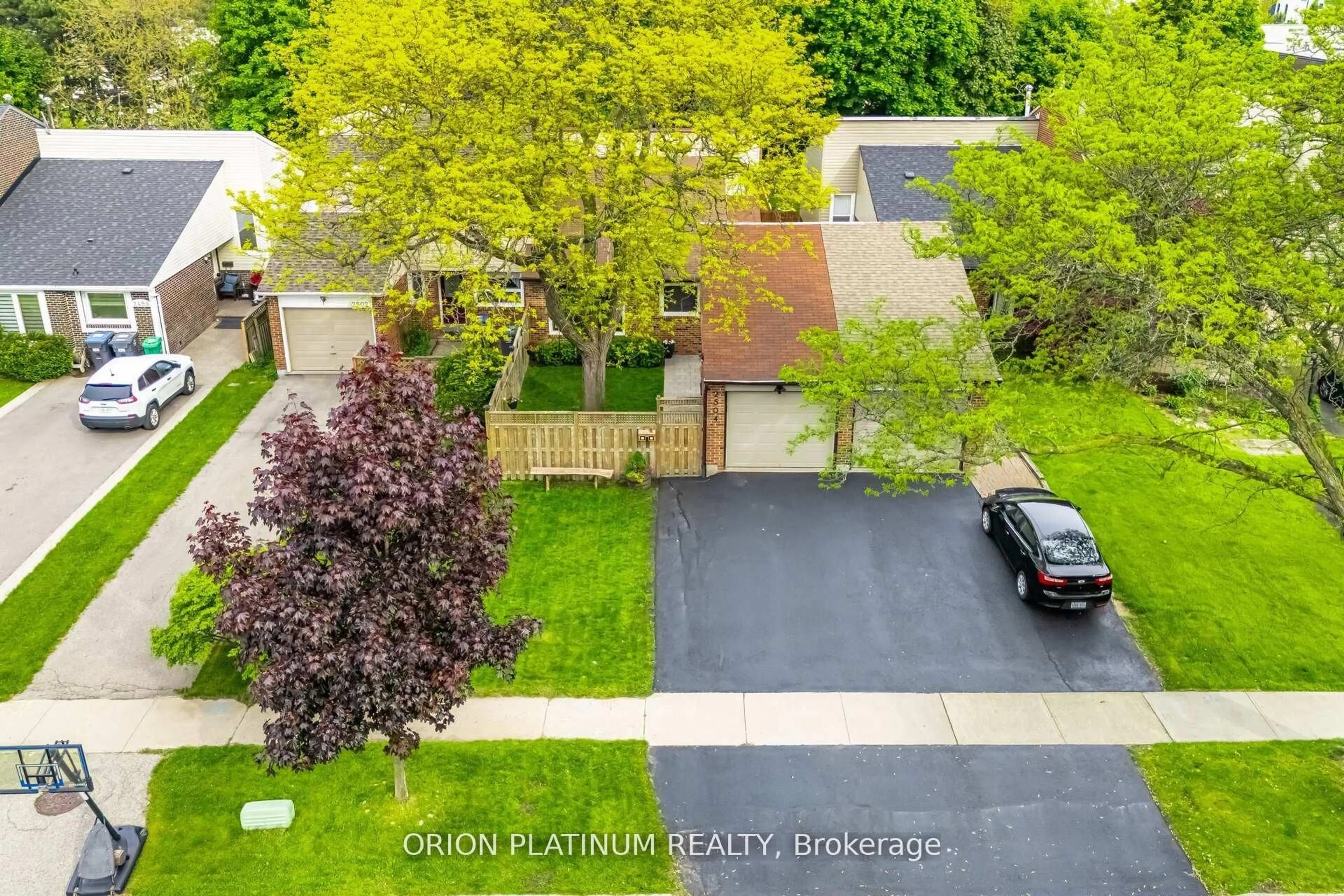 A pic from outside/outdoor area/front of a property/back of a property/a pic from drone, street for 2504 Mainroyal St, Mississauga Ontario L5L 1C9