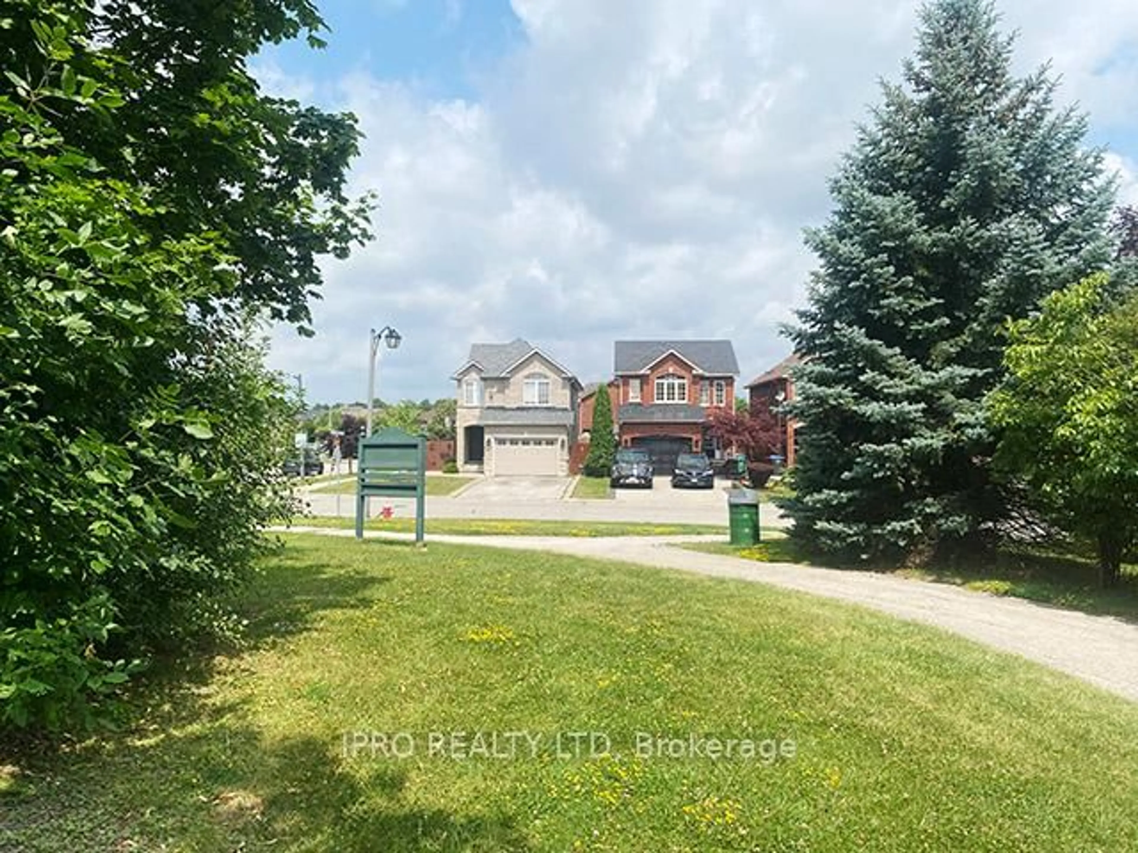 A pic from outside/outdoor area/front of a property/back of a property/a pic from drone, unknown for 28 Wakely Blvd, Caledon Ontario L7E 2G9