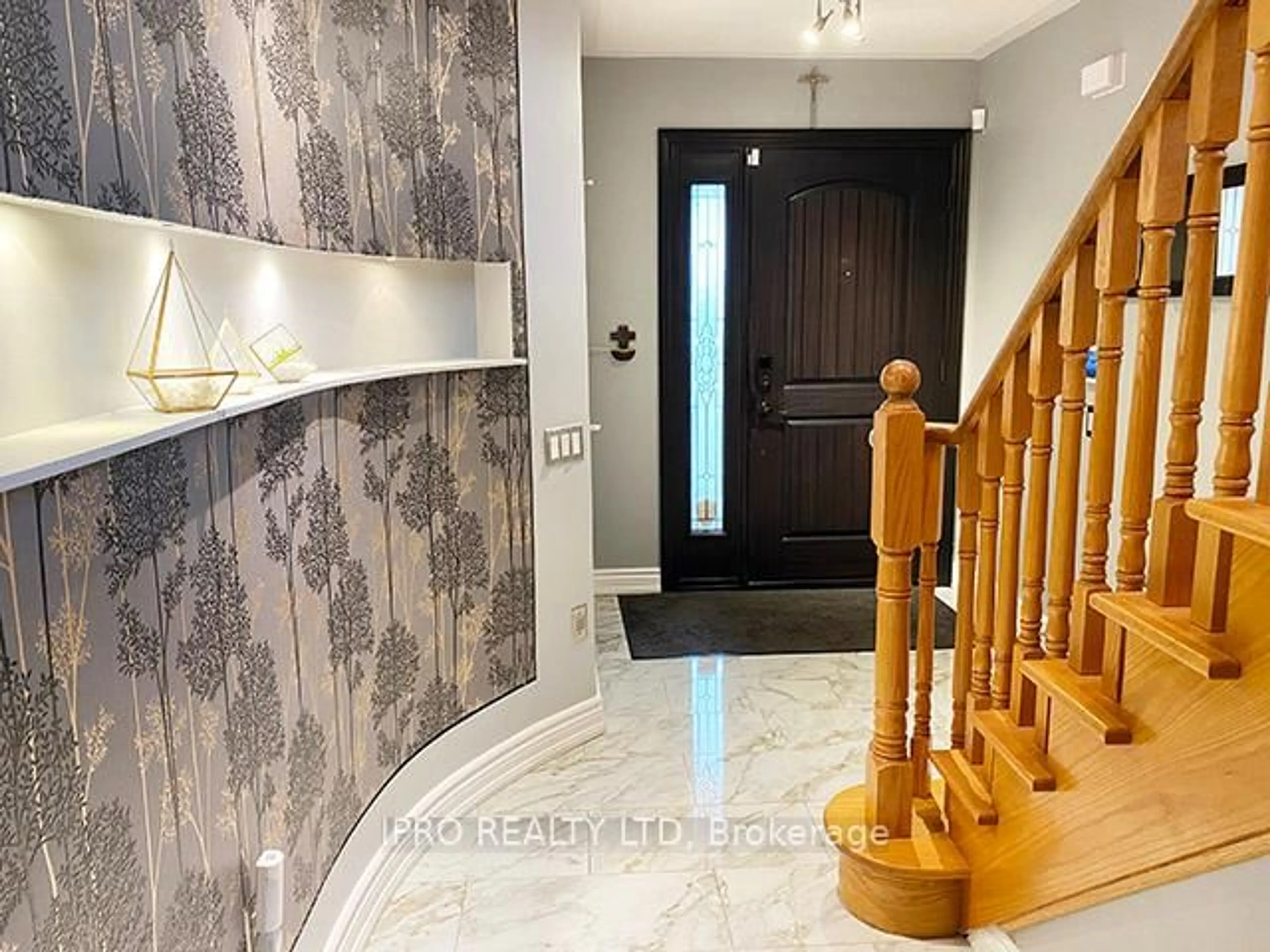 Indoor entryway for 28 Wakely Blvd, Caledon Ontario L7E 2G9