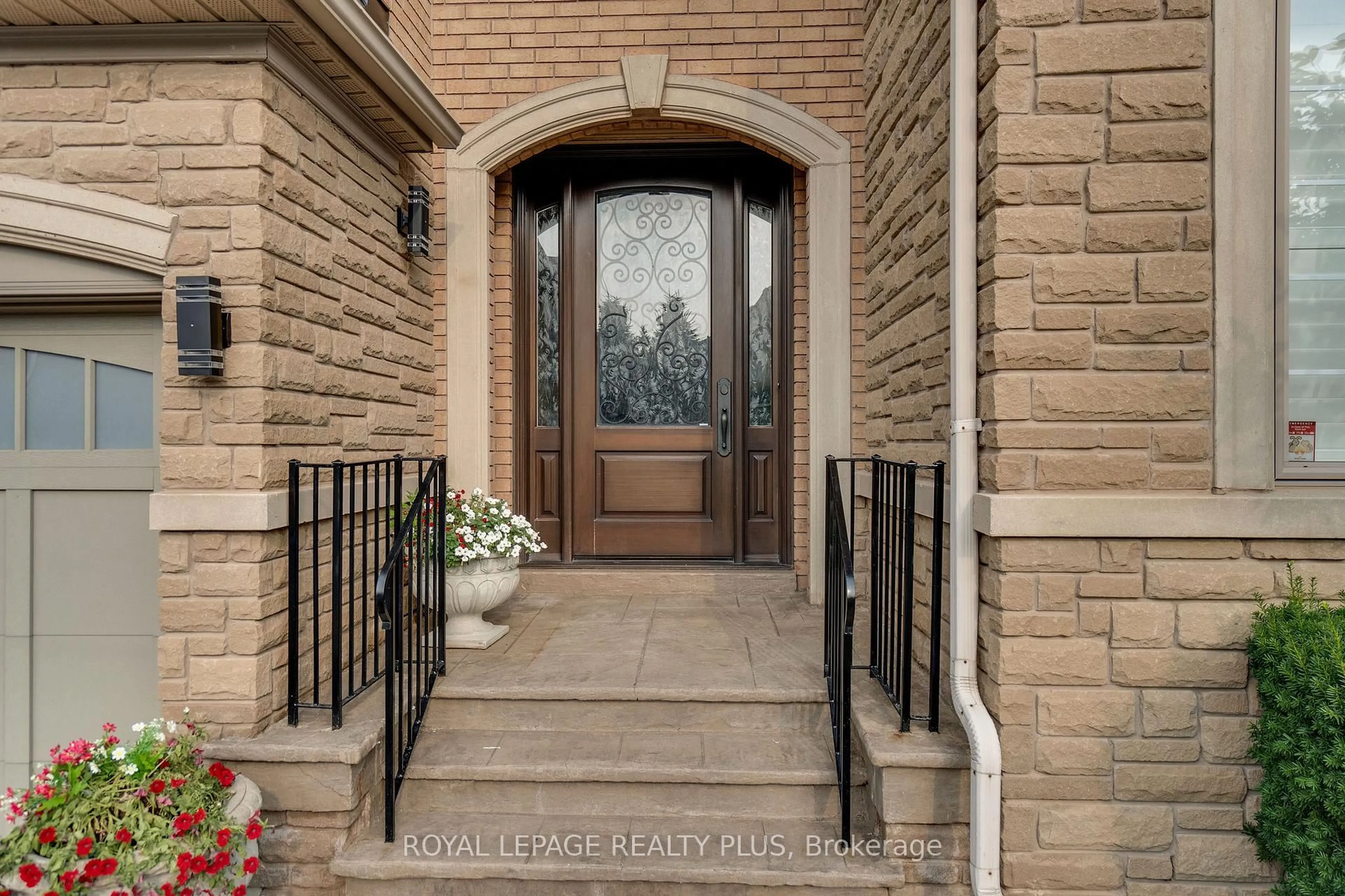 Indoor entryway for 2376 Valley Forest Way, Oakville Ontario L6H 6W9
