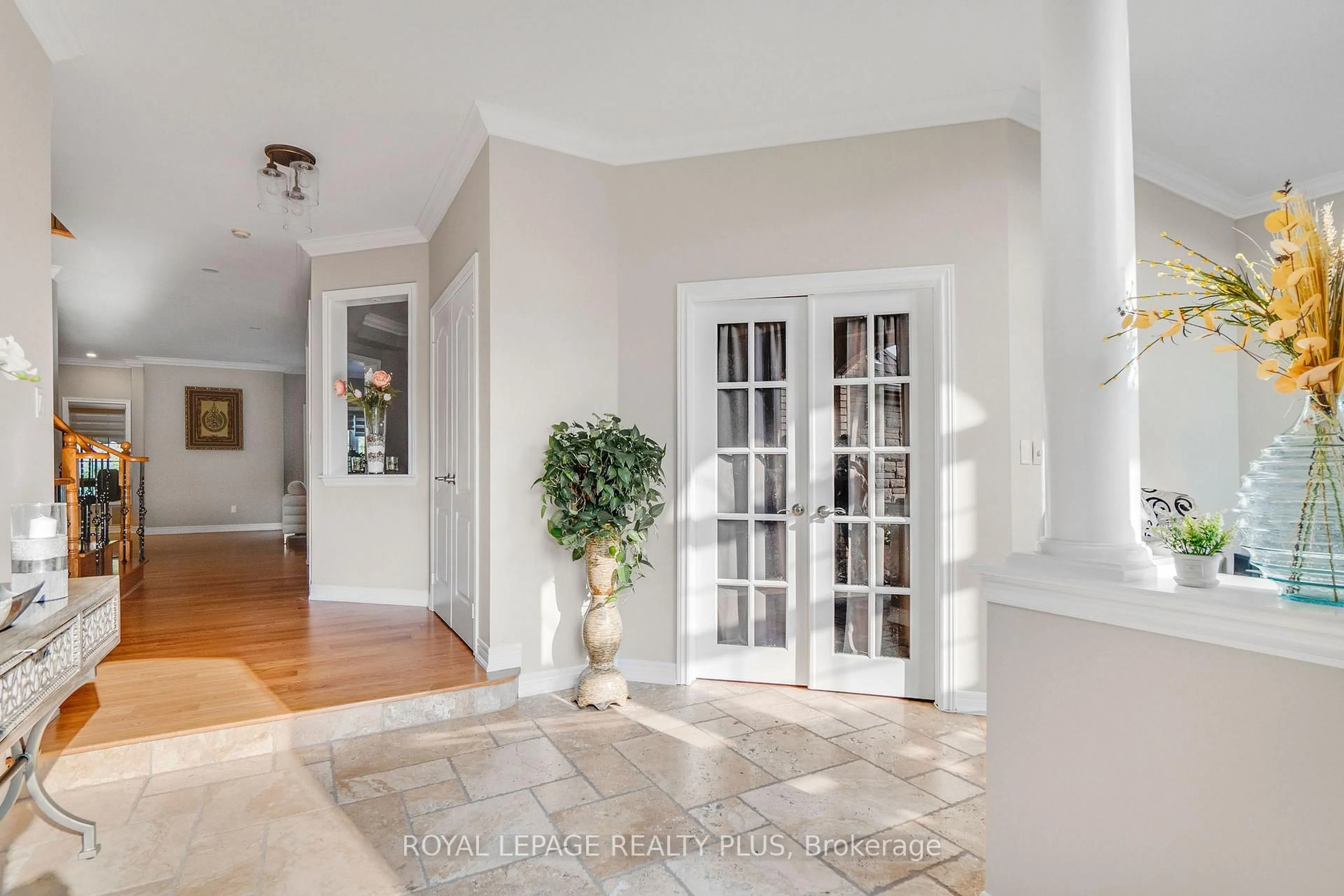 Indoor entryway for 2376 Valley Forest Way, Oakville Ontario L6H 6W9