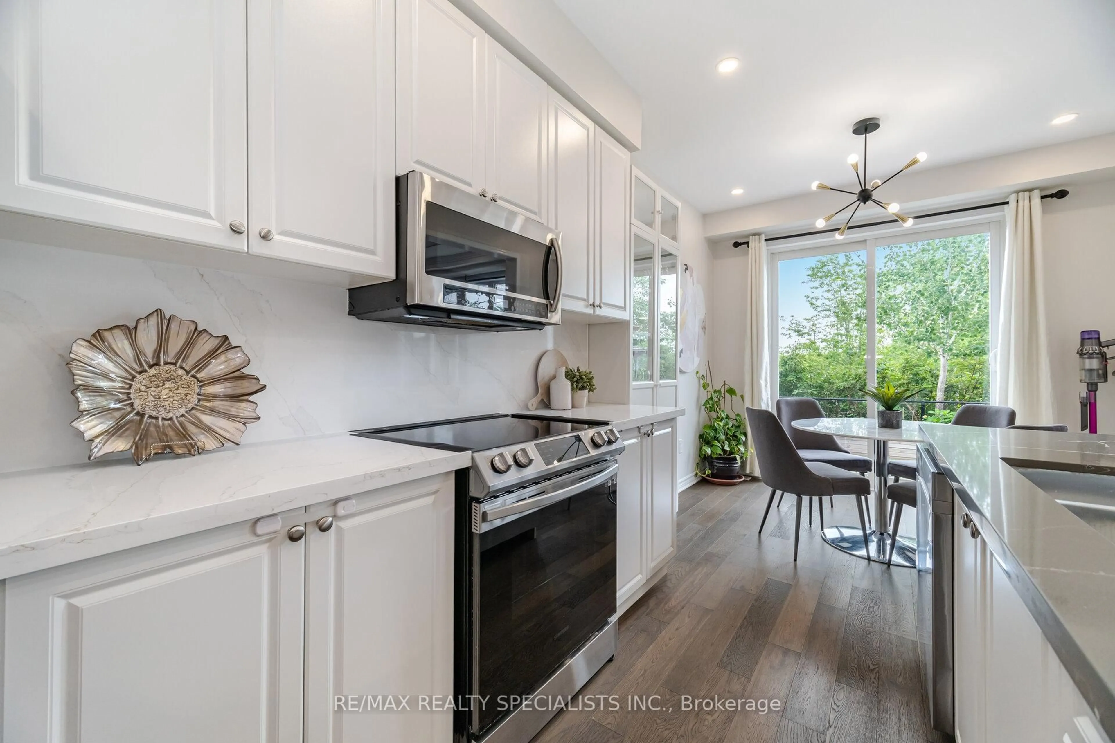 Open concept kitchen, ceramic/tile floor for 519 English Mill Crt, Milton Ontario L9E 0A5