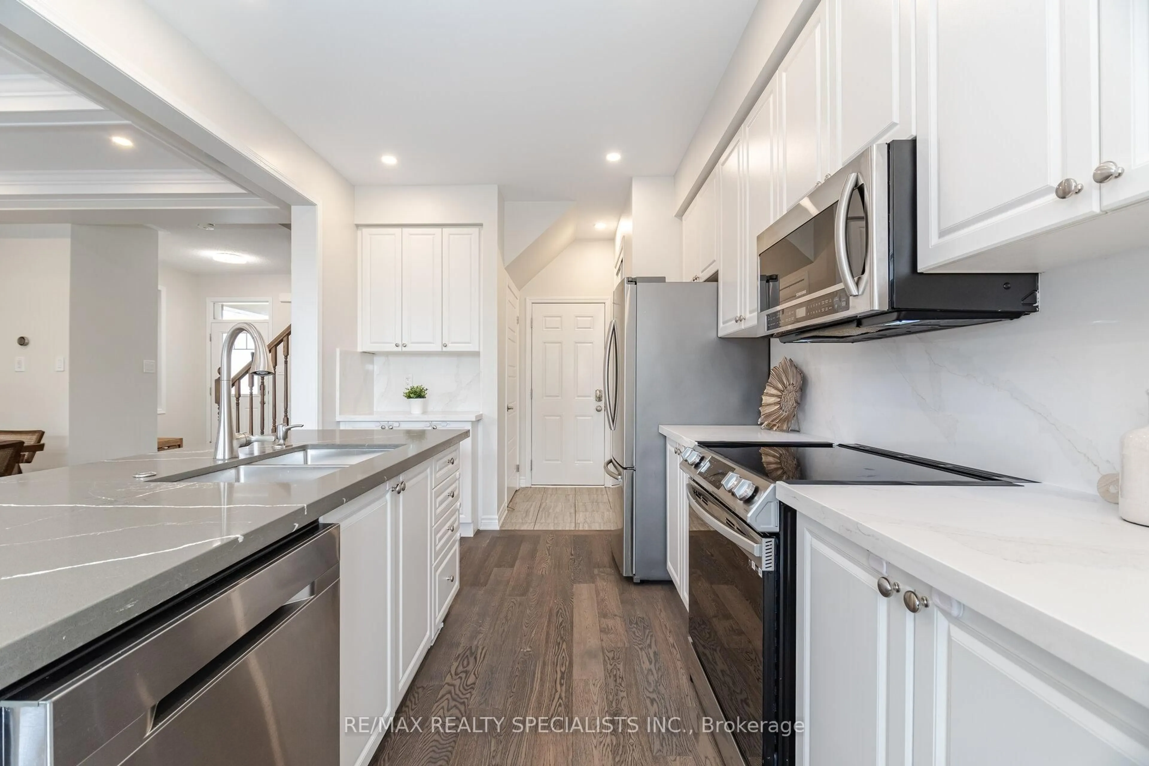 Open concept kitchen, ceramic/tile floor for 519 English Mill Crt, Milton Ontario L9E 0A5